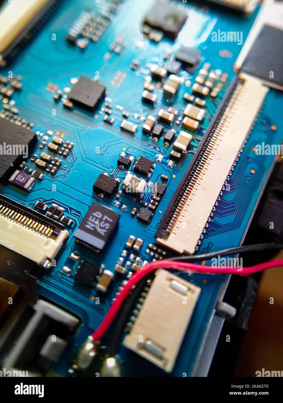 Februar 15. 2021 Dehradun Indien. Nahaufnahme einer Platine mit verschiedenen Arten von elektronischen Komponenten. Selektiver Fokus. Stockfoto