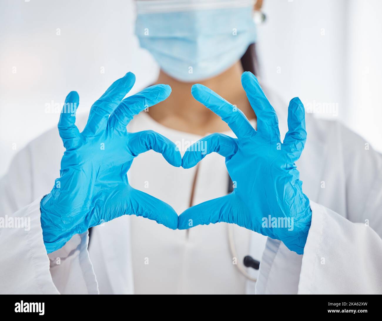 Arzt, Hände und Herz sind Zeichen für covid Gesundheit, Liebe oder Vertrauen für Gesundheit und Sicherheit im Krankenhaus. Die Hand der Krankenschwester zeigt herzhafte Emoji Stockfoto