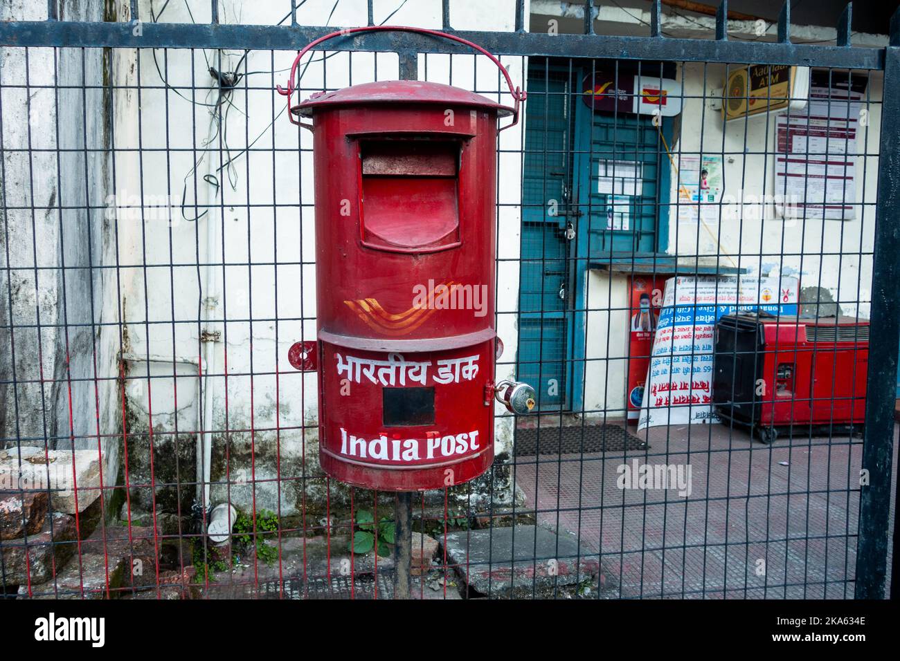 Oktober 14. 2022 Dehradun City Uttarakhand Indien. Indien Post. Vintage Red Briefkasten. Stockfoto