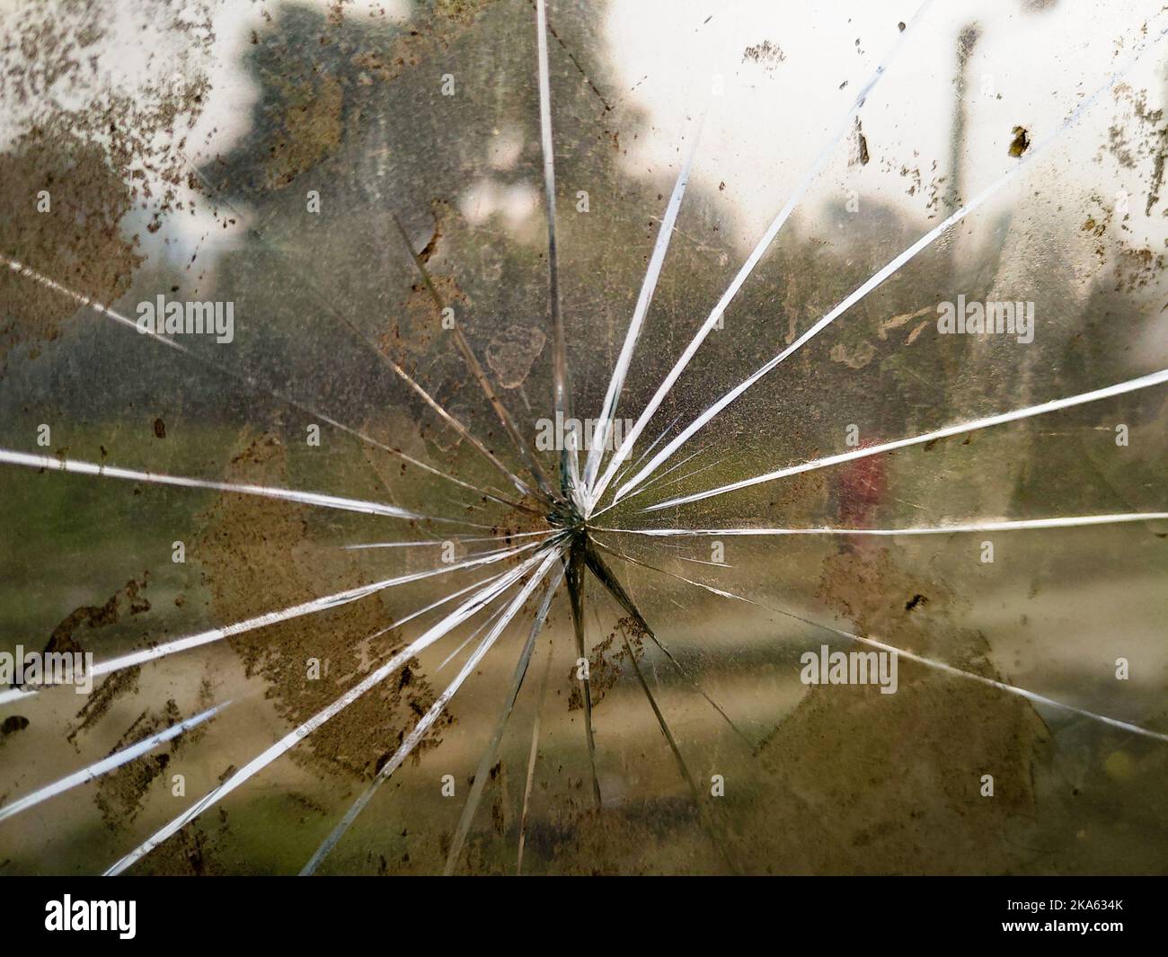 Eine Nahaufnahme einer zerbrochenen Glasscheibe eines Zuges. Indian Railways. Stockfoto