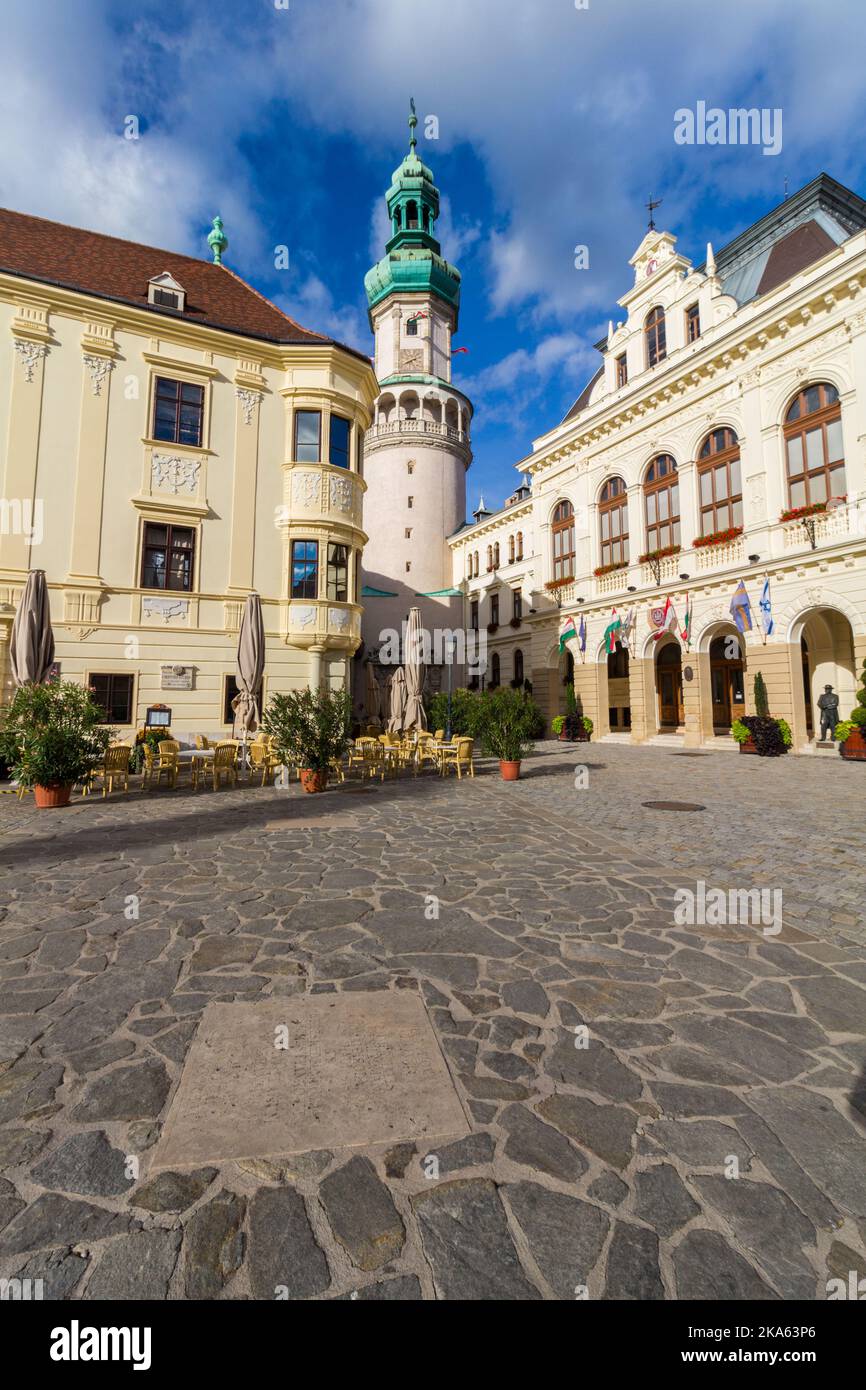 Gedenktafel mit dem Pfad der alten römischen Bernsteinstraße unter der Straße mit dem Feuerwache-Turm, Sopron, Ungarn Stockfoto