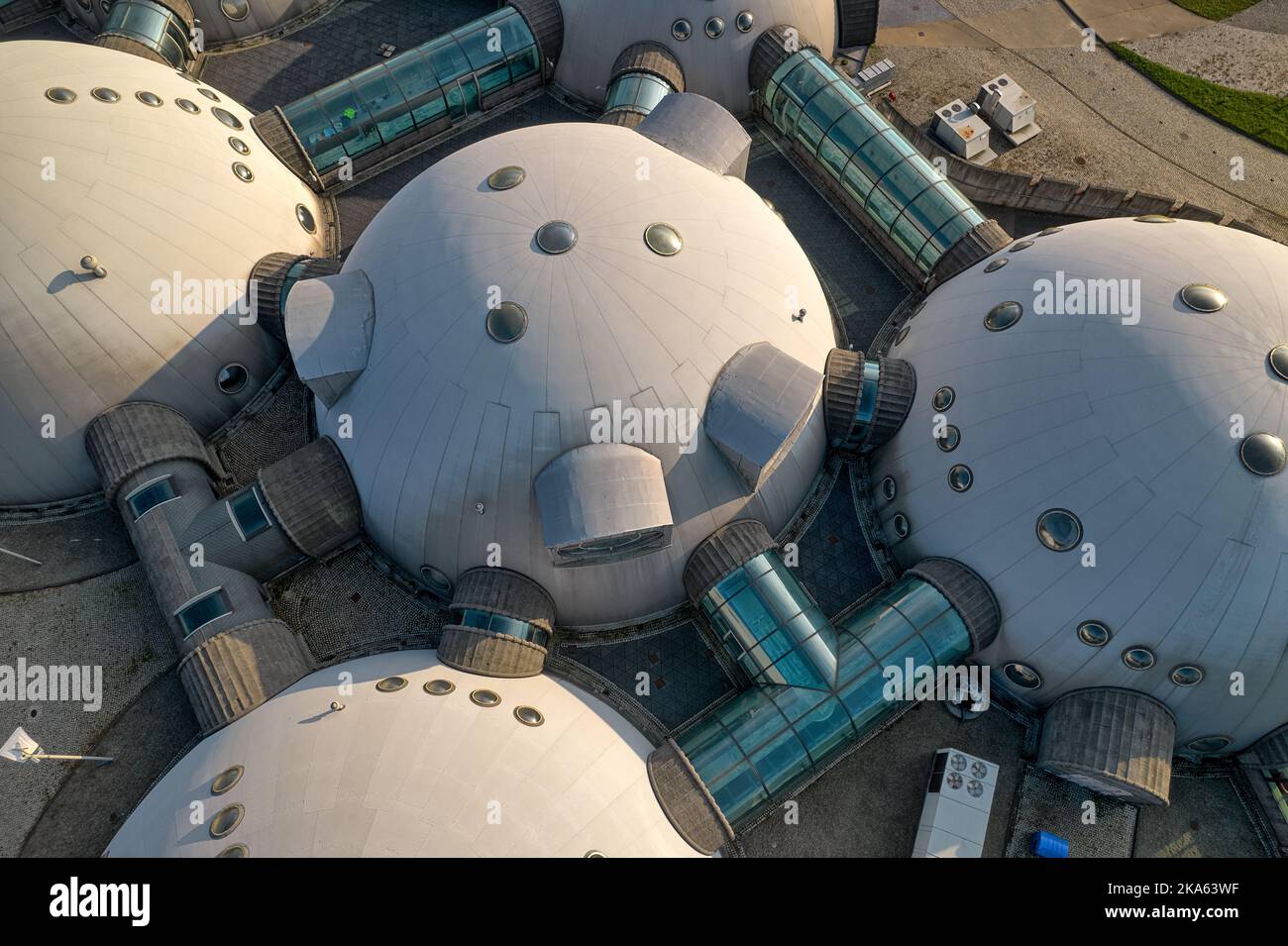 Gebäude, die durch ein Netz des Filmstudios der Alvernia Studios in der Nähe von Krakau verbunden sind. Draufsicht, Fotos aufgenommen mit einer Drohne. Stockfoto