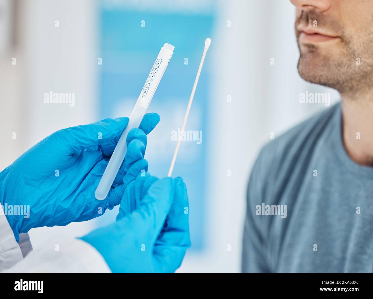 PCR, Covid und Krankenschwester, die Tests an Patienten in der Klinik oder im Sprechzimmer des Krankenhauses durchführen. Mitarbeiter im Gesundheitswesen, Pandemie und im medizinischen Bereich mit PCR-Testgeräten Stockfoto