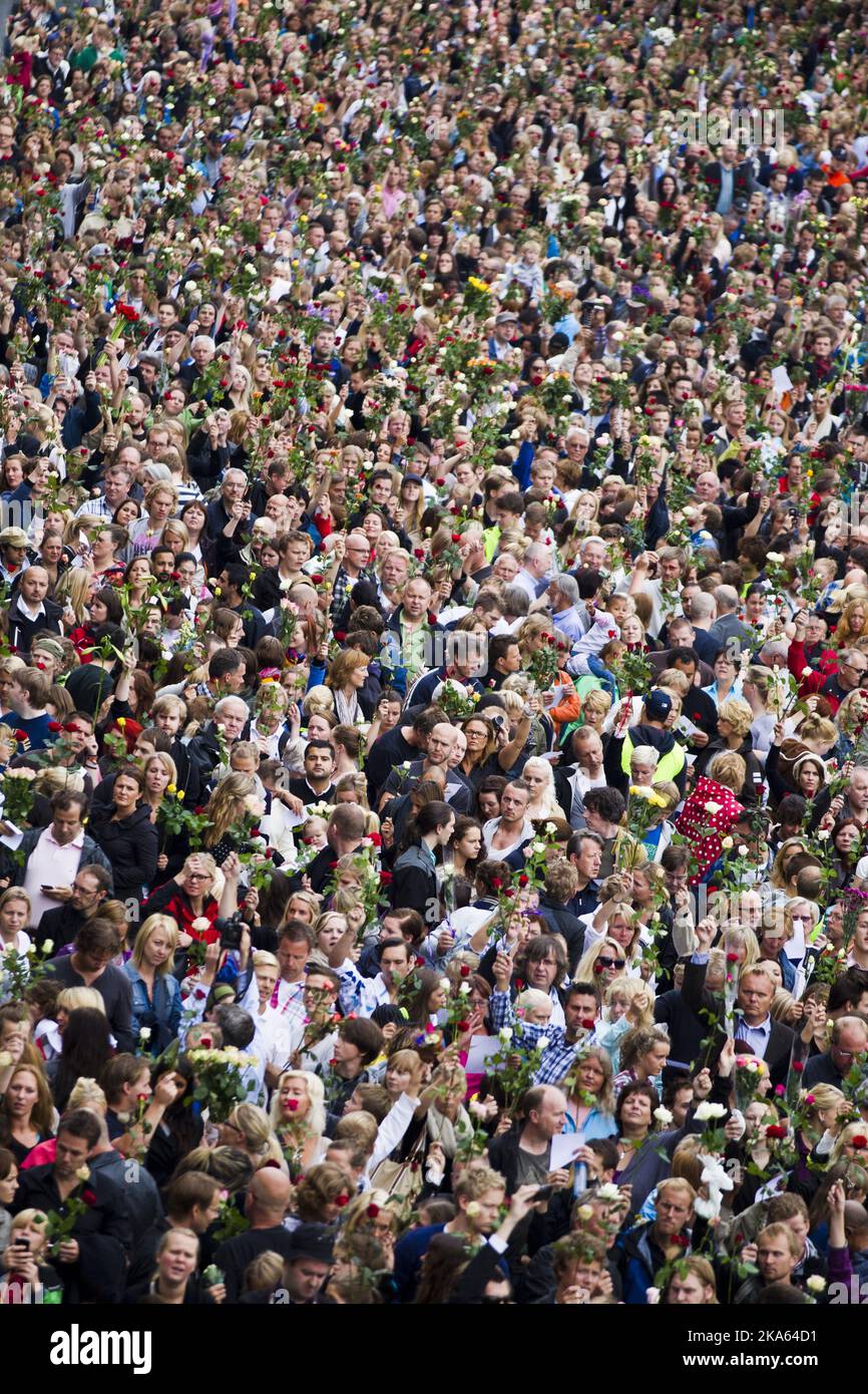 Massen von Menschen versammelten sich am Montagabend, dem 25. Juli 2011, vor dem Rathaus von Oslo, um an einem „rosenmarsch“ zu Ehren der Opfer des Bombenanschlags und des Schießmassakers am vergangenen Freitag teilzunehmen Foto: Vegard Groett / Scanpix Norwegen Stockfoto