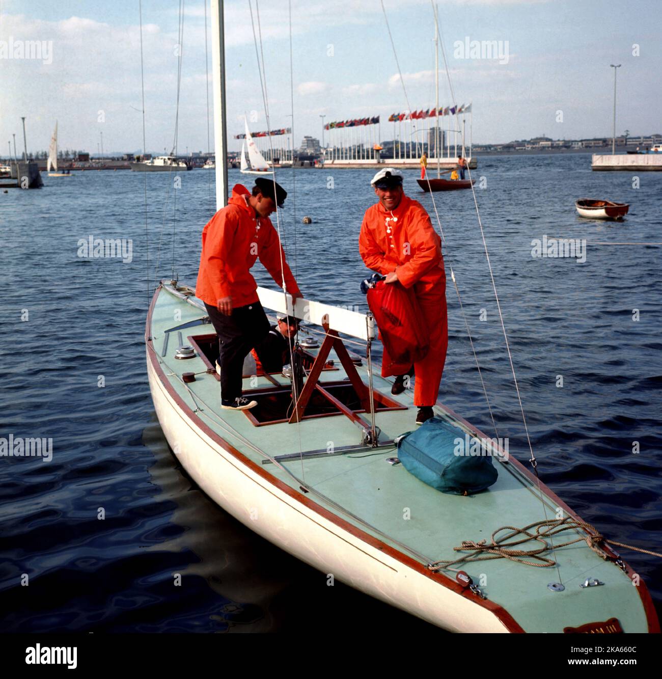 Prinz Harald von Norwegen an Bord des Segelbootes Fram III während der Olympischen Spiele 1964 in Tokio, Japan. Stockfoto