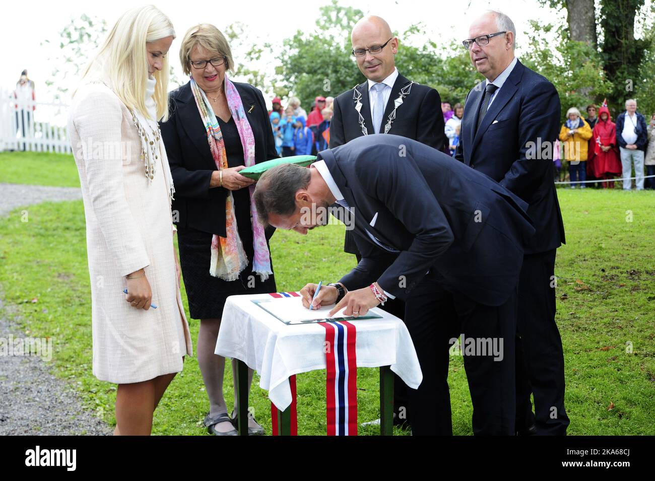 Oslo 20140814. Kronprins Haakon Og kronprinsesse Mette-Marit signerer ...