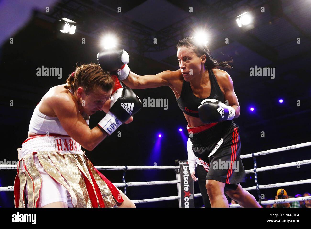 KOPENHAGEN, DÄNEMARK 20140914. Cecilia Braekhus (32) war überlegen gegen IBF-Champion Ivana Habazin und gewann als erste Boxerin am Samstagabend ihren vierten Weltmeisterschaftsgürtel. Die 'First Lady' aus Bergen hat einmal mehr bewiesen, dass sie die beste Boxerin ist. Foto: Heiko Junge/ Stockfoto