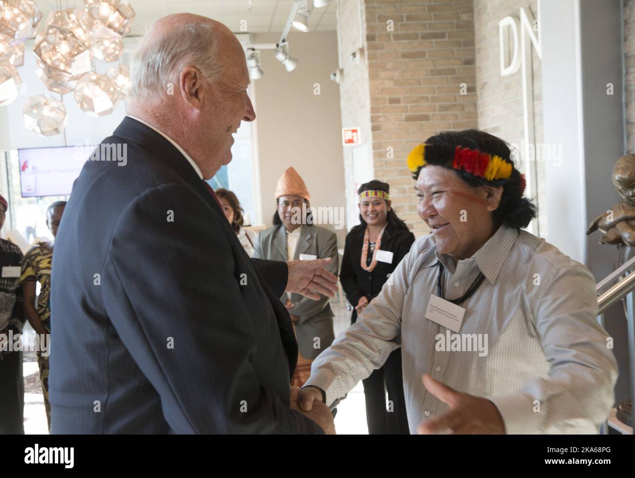 Oslo 20140918. Der norwegische König Harald traf sich kürzlich mit dem älteren yanomami-indianer im Amazonasbecken, DavÃ­ Kopenawa, während einer Konferenz in Oslo unter der Schirmherrschaft der Rainforest Foundation of Norway. Sie kennen sich gut, König Harald blieb im Mai 2013 für einige Tage bei Herrn Kopenawa und seinem Stamm im Dschungel. Foto: Terje Bendiksby / NTB scanpix Stockfoto