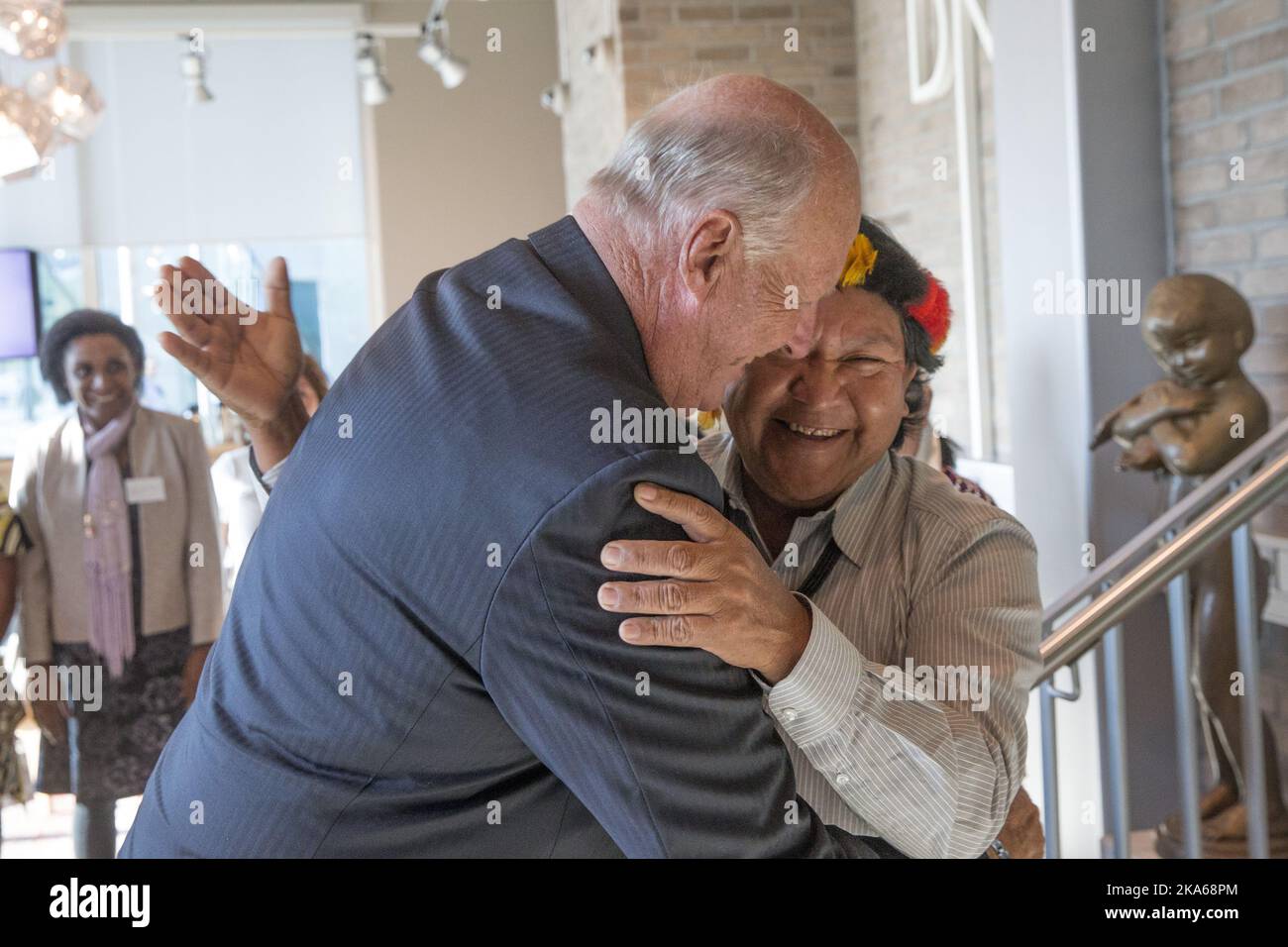 Oslo 20140918. Der norwegische König Harald traf sich kürzlich mit dem älteren yanomami-indianer im Amazonasbecken, DavÃ­ Kopenawa, während einer Konferenz in Oslo unter der Schirmherrschaft der Rainforest Foundation of Norway. Sie kennen sich gut, König Harald blieb im Mai 2013 für einige Tage bei Herrn Kopenawa und seinem Stamm im Dschungel. Foto: Terje Bendiksby / NTB scanpix Stockfoto