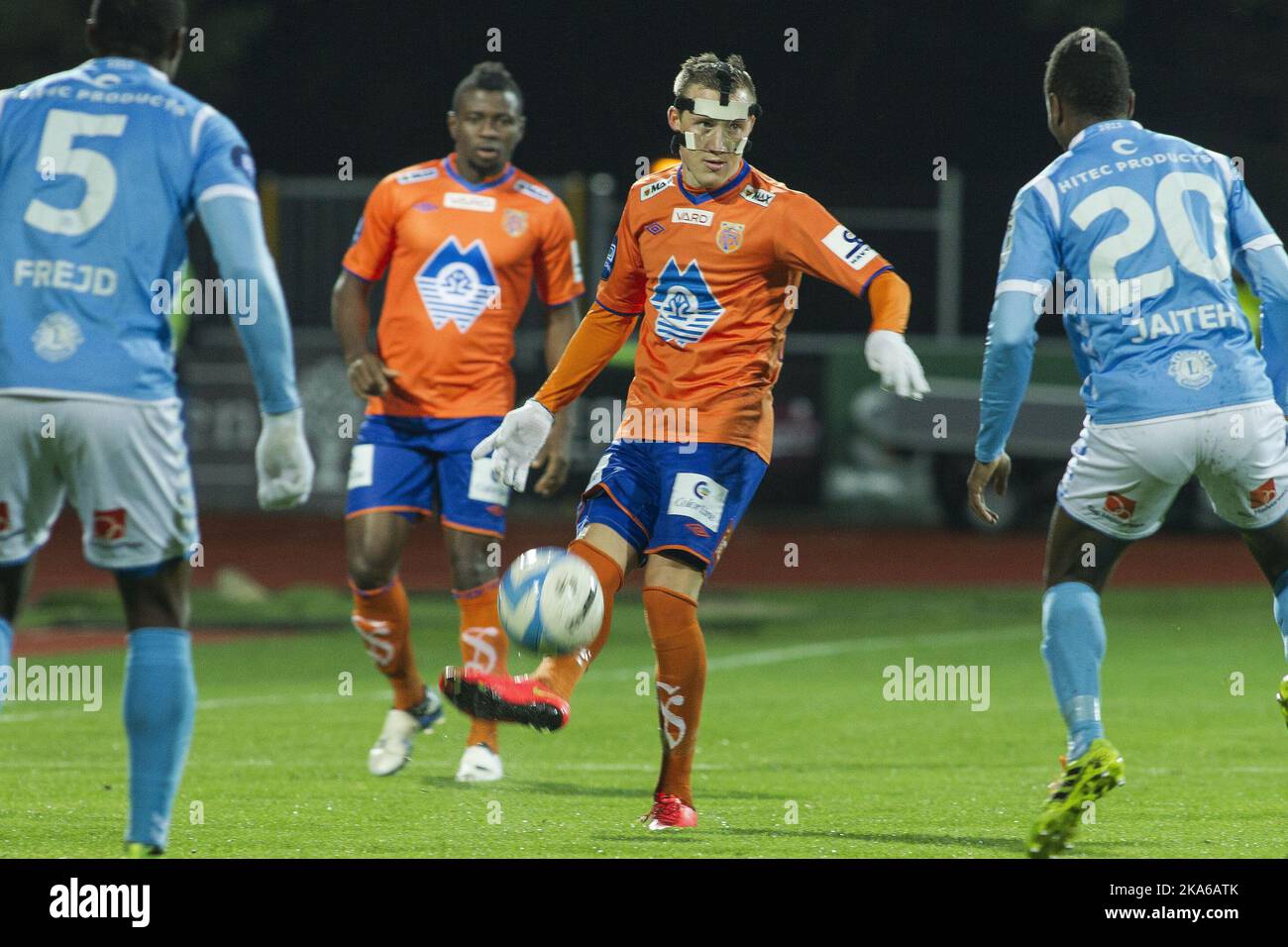 Alesunds Fredrik S. Ulvestad im Duell gegen Tijan Jaiteh während des Ligaspiels zwischen Sandnes Ulf und Aalesund im Sandnes Stadium. Stockfoto