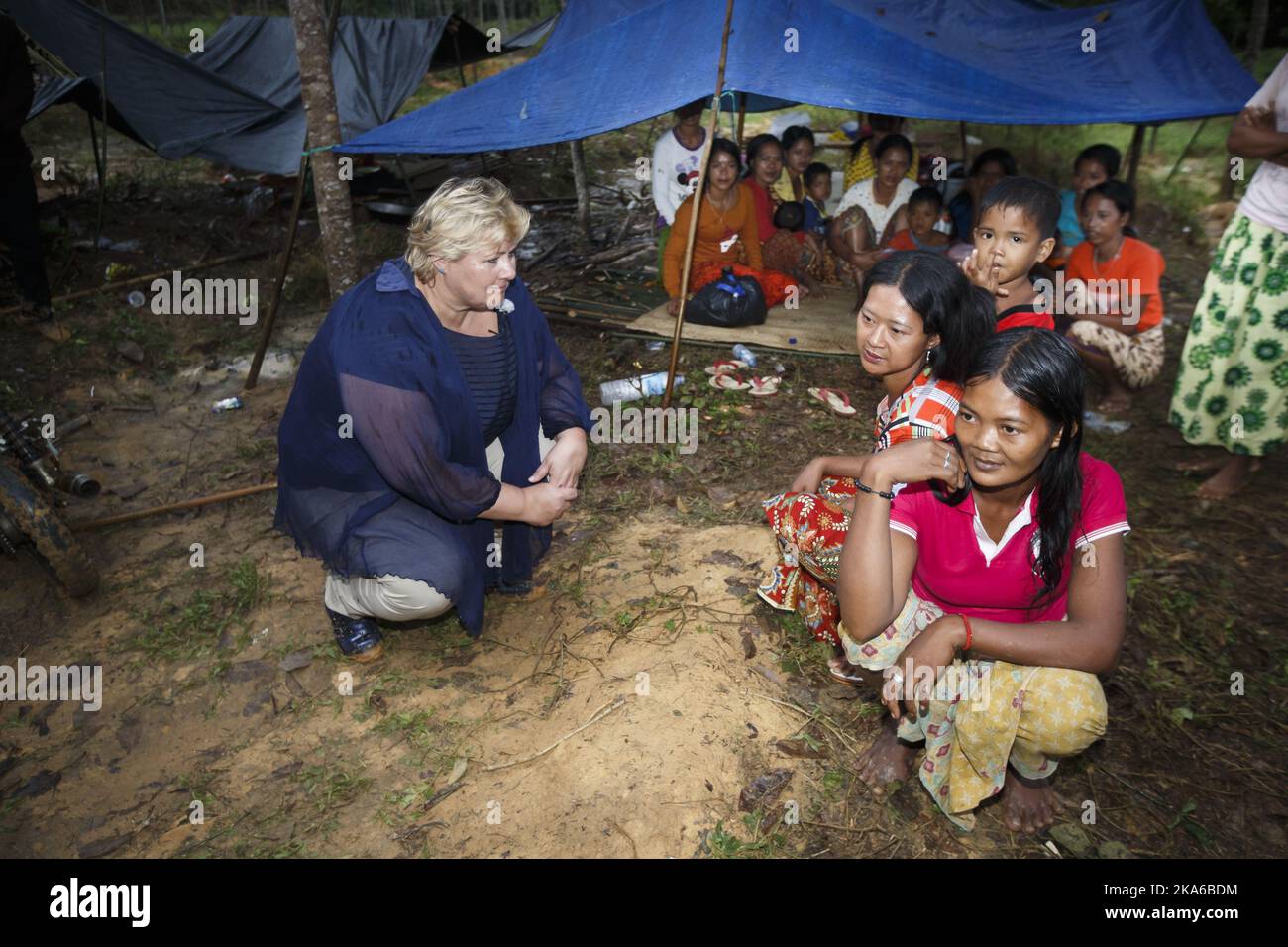 SUMATRA, INDONESIEN 20150415. Die norwegische Premierministerin Erna Solberg begrüßt am Mittwoch in Sumatra Frauen aus dem Stamm der Orang Rimba Bujang Tampui im Regenwald. Der Stamm ist Indonesien letzte Regenwald Nomaden. Sie ist sehr gefährdet und bedroht durch die Entwaldung, die in großem Stil in Indonesien stattfindet. Solberg ist offiziell in Indonesien zu Besuch, wo die norwegisch-indonesische Zusammenarbeit zum Schutz der Regenwälder ein zentrales Thema ist. Foto: Heiko Junge / NTB scanpix Stockfoto