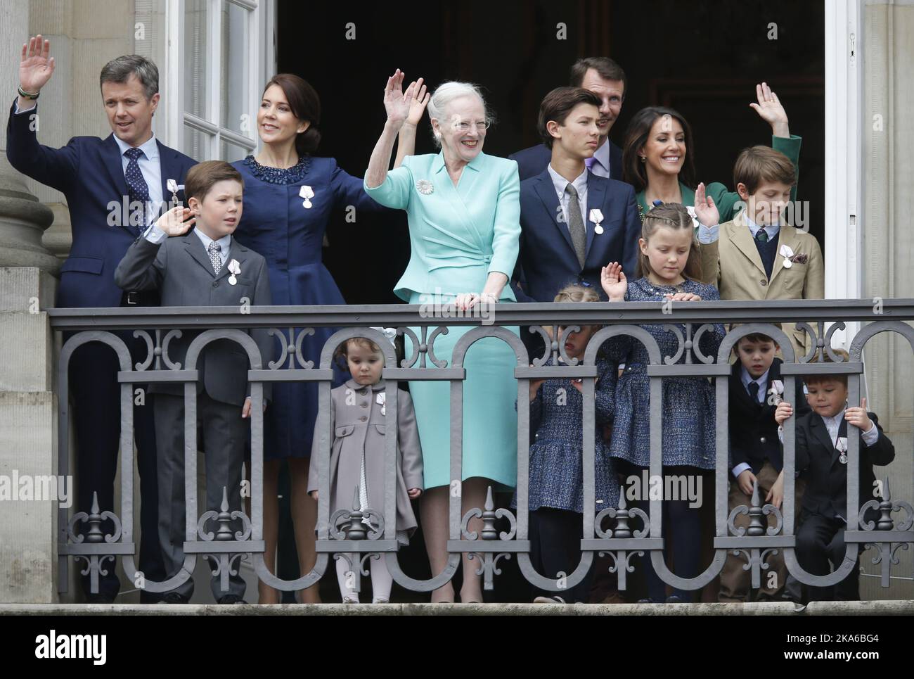 KOPENHAGEN, DÄNEMARK 20150416. Prinzessin Josephine, Prinz Vincent, Prinzessin Isabella, Prinz Christian, Kronprinzessin Mary, Kronprinz Frederik auf dem Balkon, Prinzessin Athene, Prinz Henrik, Prinz Felix, Prinz Nikolai, Prinzessin Marie und Prinz Joachim auf dem Balkon zusammen mit Königin Margrethe. Schloss Amalienborg in Kopenhagen feiert am Donnerstag den 75.. Geburtstag von Königin Margrethe. Königliche Gäste und Publikum anwesend. Foto: Lise Aaserud / NTB scanpix Stockfoto