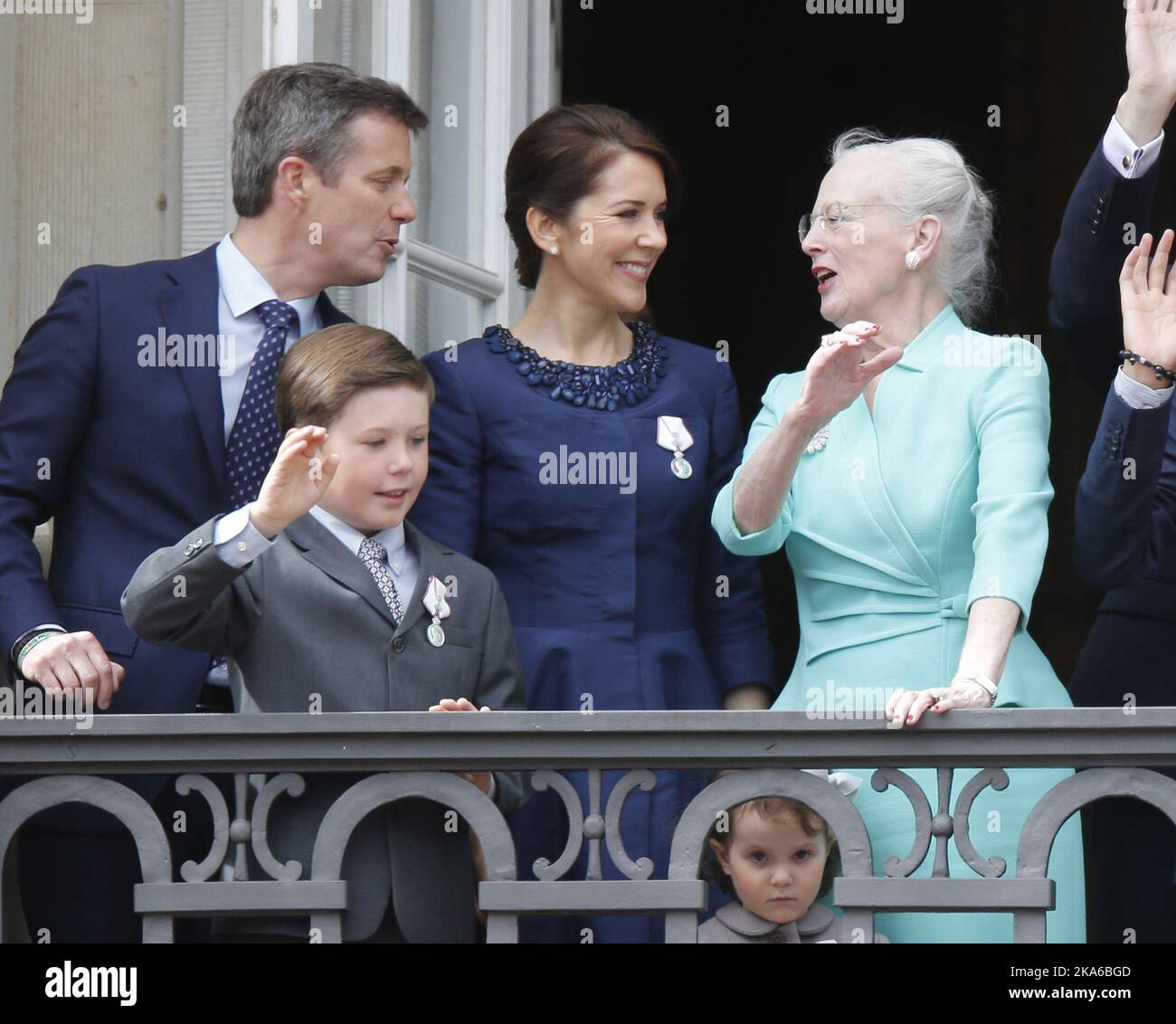 KOPENHAGEN, DÄNEMARK 20150416. Prinzessin Josephine, Prinz Vincent, Prinzessin Isabella, Prinz Christian, Kronprinzessin Mary, Kronprinz Frederik auf dem Balkon zusammen mit Königin Margrethe. Schloss Amalienborg in Kopenhagen feiert am Donnerstag den 75.. Geburtstag von Königin Margrethe. Königliche Gäste und Publikum anwesend. Foto: Lise Aaserud / NTB scanpix Stockfoto