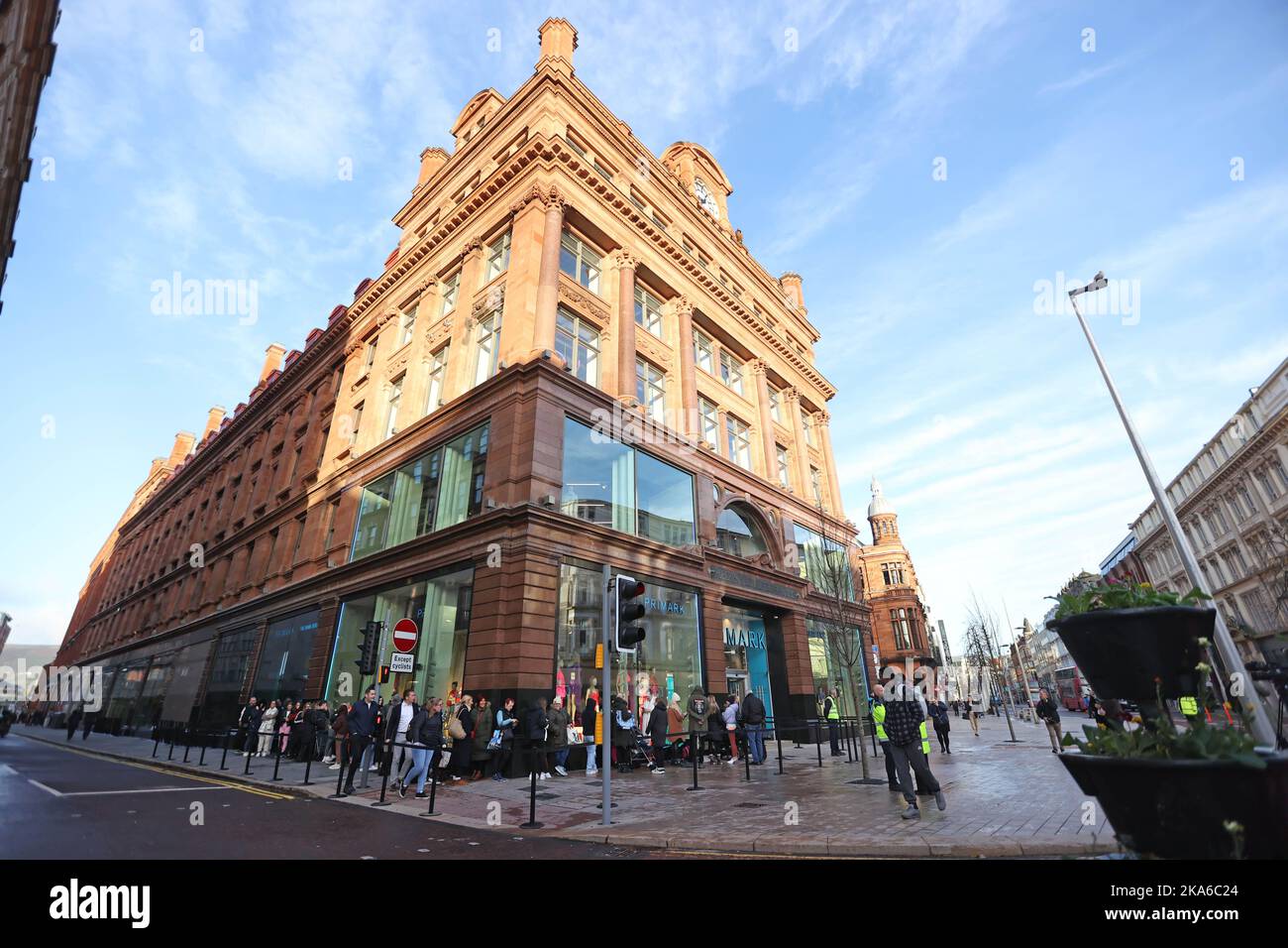 Der Primark Store in den historischen fünfstöckigen Bankgebäuden im Stadtzentrum von Belfast, der nach jahrelangen Restaurierungsarbeiten nach einem Brand, der das Wahrzeichen im August 2018 zerstört hat, wieder eröffnet wird. Bilddatum: Dienstag, 1. November 2022. Stockfoto