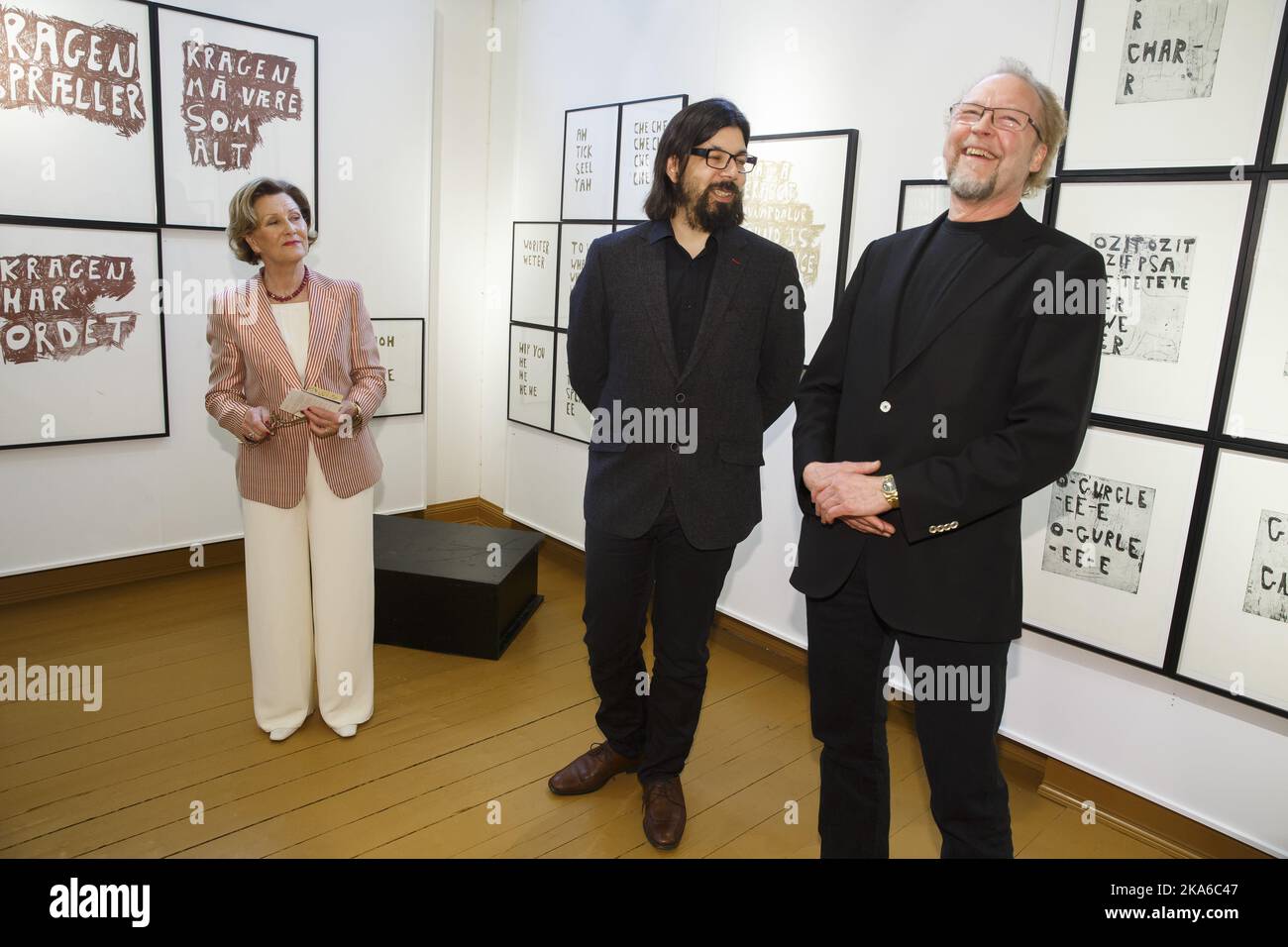 OSLO, Norwegen 20150513. HM Queen Sonja, der dänische Grafiker Svend-Allan Soerensen (Mitte) und die Presse Ole Larsen Gallery Queen Josephine auf dem Oscarshall in Oslo anlässlich der Eröffnung der Ausstellung "Miscellaneous Notes on Nordic Birds". Svend-Allan Soerensen gewann 2014 das Queen's Stipendium und die Verkaufsausstellung in Zusammenarbeit mit der Foundation Queen Sonja Artist Scholarship. Foto: Heiko Junge / NTB scanpix [LANUAGESEPARATOR] OSLO 20150513. Dronning Sonja, den danske grafieren Svend-Allan SÃ¸rensen (i midten) Og trykker Ole Larsen i Galleri Dronning Josephine pa Oscarshall i Oslo i Stockfoto
