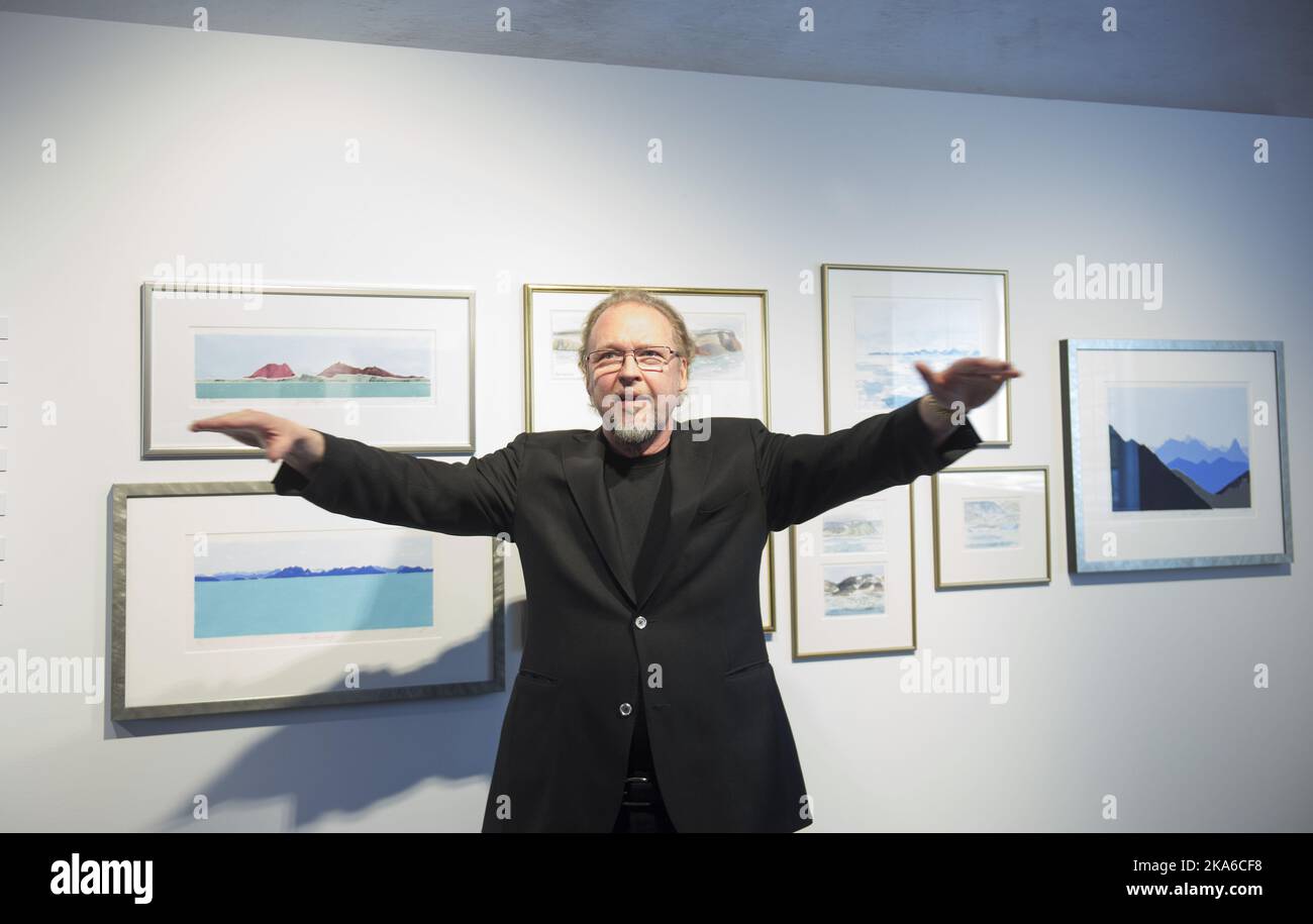 Rosendal 20150612. Kutator Ole Larsen forteller om Dronning Margrethe Og Dronning Sonja sin utstillingen 'Fra fjell til kyst' pa Baroniet i Rosendal. Foto: Marit Hommedaille / NTB scanpix Stockfoto