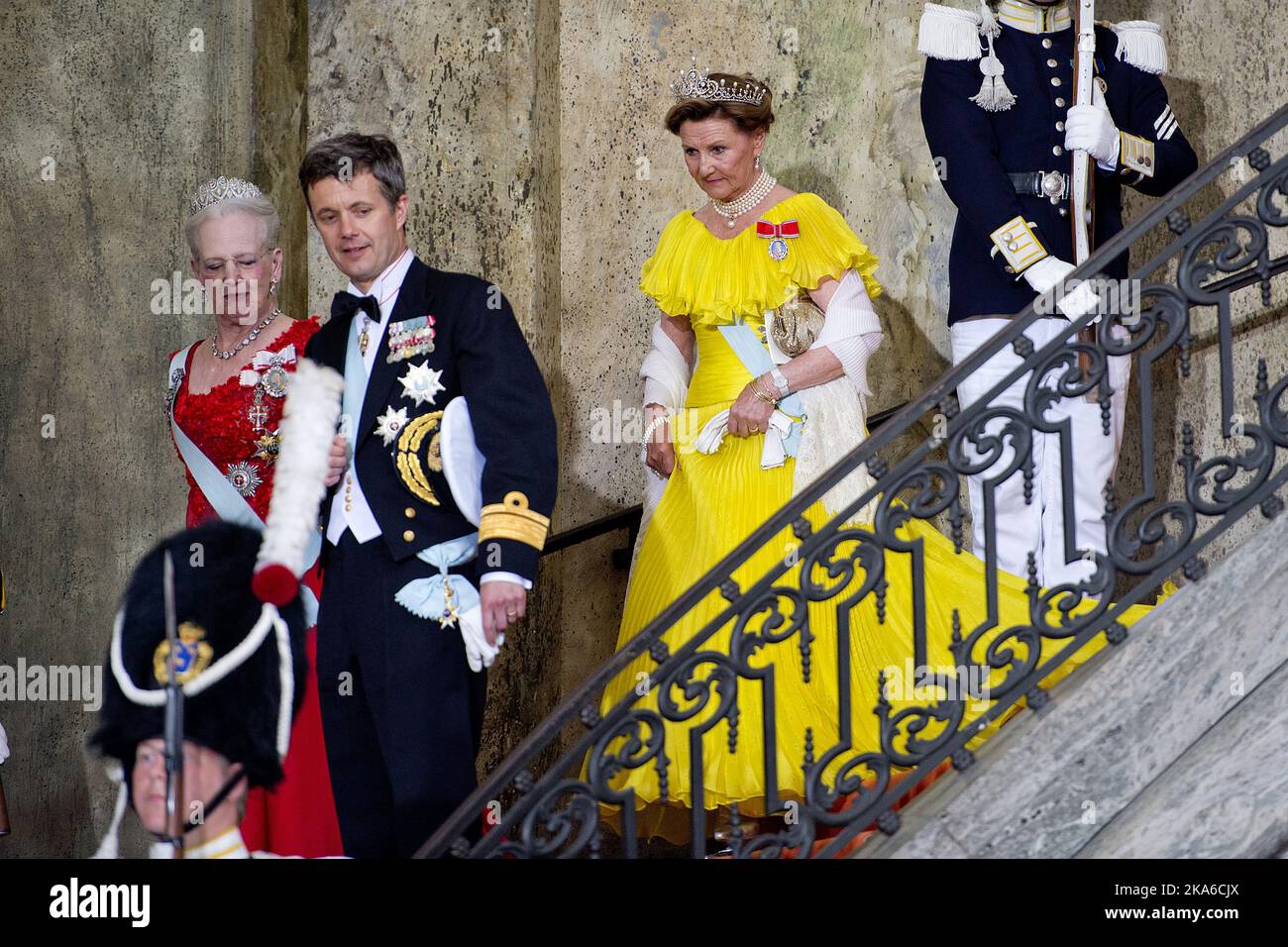 STOCKHOLM, SCHWEDEN 20150613. Königliche Hochzeit zwischen Prinz Carl Philip und Sofia Hellqvist. Königin Sonja auf dem Weg aus Schloss Kyrkan im Königlichen Palast nach der Zeremonie während der samstags Prinz Hochzeit. Links: Königin Margrethe und Kronprinz Frederik von Dänemark. Foto: Jon Olav Nesvold / NTB scanpix [LANUAGESEPARATOR] STOCKHOLM, SVERIGE 20150613. Bryllup Prins Carl Philip Og Sofia Hellqvist. Dronning Sonja pa vei ut AV Slottskyrkan ved Stockholms slott etter vielsen under lÃ¸rdagens prinsebryllup. Til venstre: Dronning Margrethe Og Kronprins Frederik AV Danmark. Foto: Jon Olav Nesvold / NTB Stockfoto
