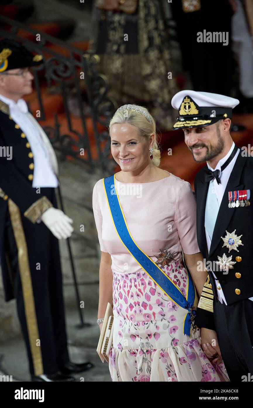 STOCKHOLM, SCHWEDEN 20150613. Königliche Hochzeit zwischen Prinz Carl Philip und Sofia Hellqvist. Kronprinzessin Mette-Marit und Kronprinz Haakon von Norwegen auf ihrem Weg aus der Königlichen Kapelle im Königlichen Palast zur Hochzeitszeremonie während der samstags Prinzenhochzeit. Die Kronprinzessin trägt einen Rock von Temperley London und ein Shirt der norwegischen Designerin Nina Skarra. Der Kronprinz trägt eine Uniform in voller Kleidung. Foto: Jon Olav Nesvold / NTB scanpix Stockfoto