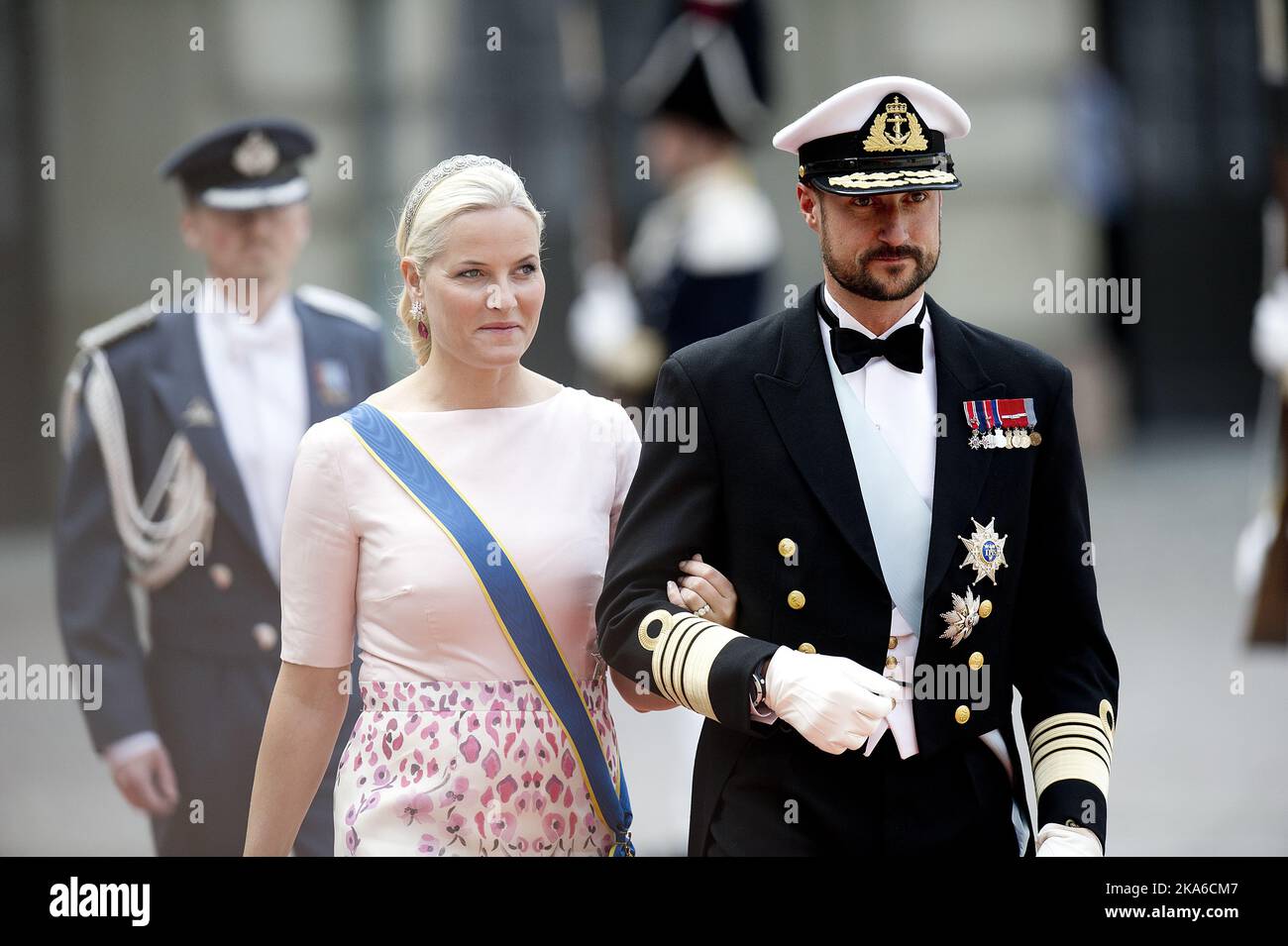 STOCKHOLM, SCHWEDEN 20150613. Hochzeit zwischen Prinz Carl Philip und Sofia Hellqvist. Kronprinzessin Mette-Marit und Kronprinz Haakon von Norwegen treffen in der Königlichen Kapelle im Königlichen Palast in Stockholm ein, um an der Fürstenhochzeit am Samstag teilzunehmen. Die Kronprinzessin trägt einen floralen rosa Rock von Temperley London und ein Shirt der norwegischen Designerin Nina Skarra. Der Kronprinz trägt eine Uniform in voller Kleidung. Foto: Jon Olav Nesvold / NTB scanpix Stockfoto