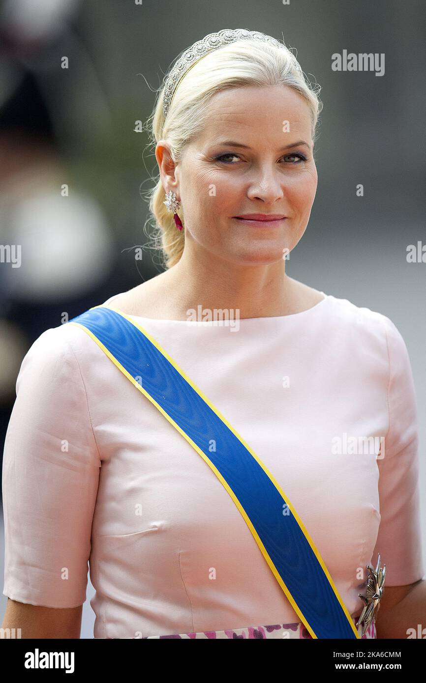 STOCKHOLM, SCHWEDEN 20150613. Hochzeit zwischen Prinz Carl Philip und Sofia Hellqvist. Kronprinzessin Mette-Marit und Kronprinz Haakon von Norwegen treffen in der Königlichen Kapelle im Königlichen Palast in Stockholm ein, um an der Fürstenhochzeit am Samstag teilzunehmen. Die Kronprinzessin trägt ein Shirt der norwegischen Designerin Nina Skarra und die Diamond Daisy Tiara, die ein Geschenk der norwegischen Königin und des Königs zu ihrer Hochzeit war. Foto: Jon Olav Nesvold / NTB scanpix Stockfoto