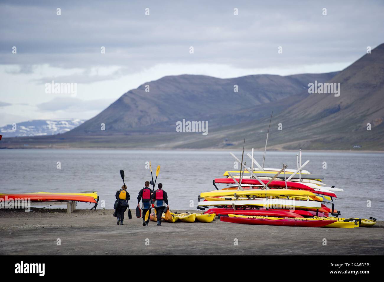 Longyearbyen, Norwegen 20150707. Kajakfahren in Longyearbyen Zentrum auf Svalbard am 7. Juli 2015. Foto: Jon Olav Nesvold / NTB scanpix Stockfoto