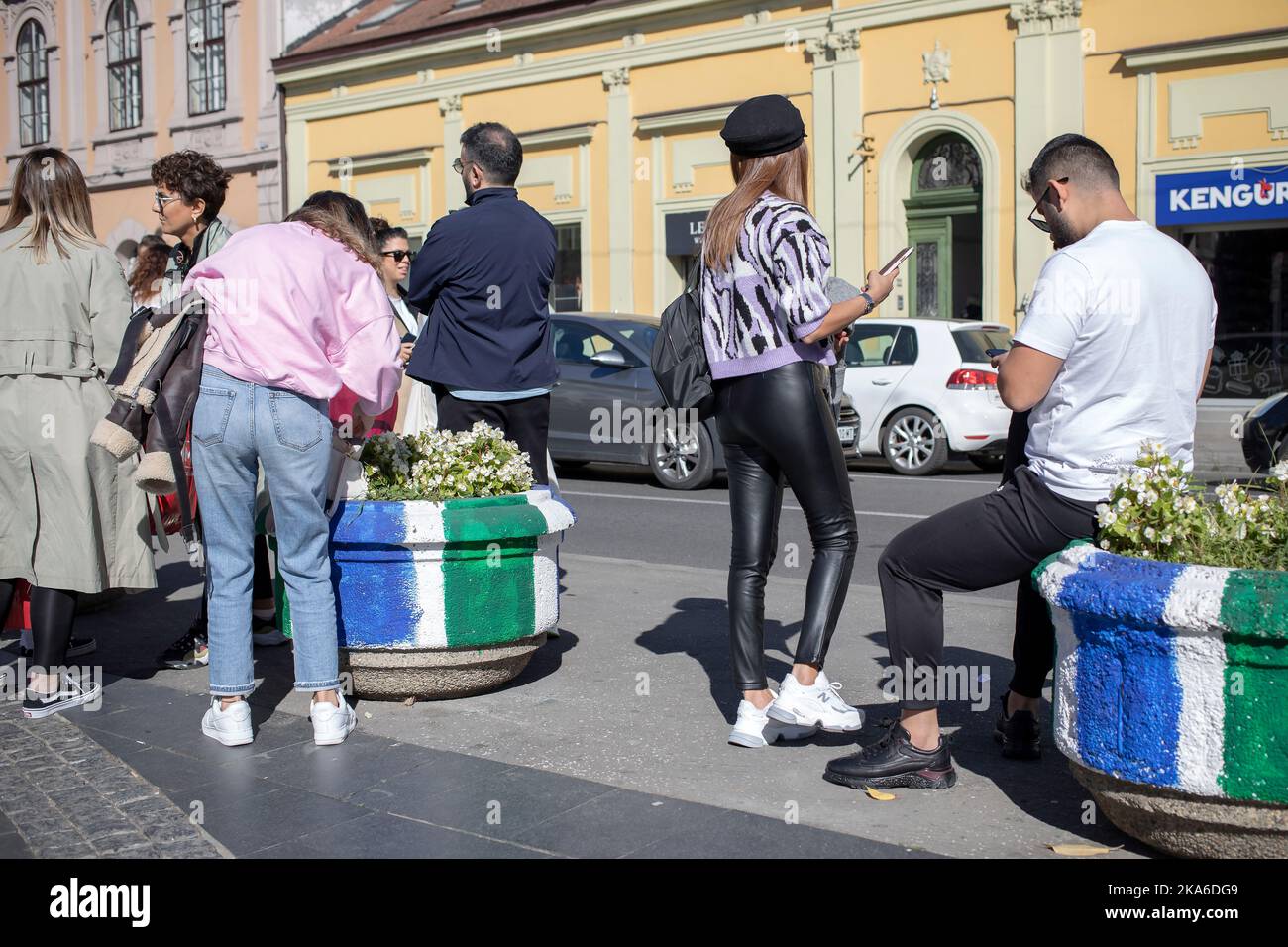 Belgrad, Serbien, 18. Oktober 2022: Eine Gruppe von neu angekommenen russischen Bürgern steht auf der Straße in Zemun und wartet auf den Transport Stockfoto