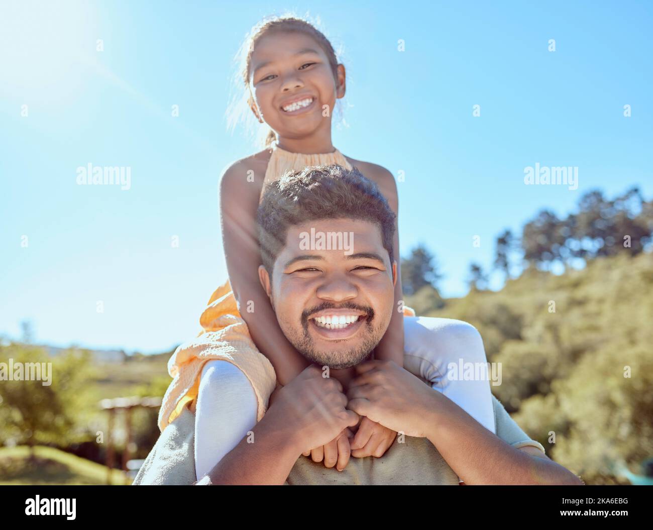 Familie, Natur und Schweinchen-Rückenportrait mit einem Lächeln von glücklicher Tochter und Vater in Indonesien. Glück der asiatischen Vater mit jungen Kind im Garten für Stockfoto