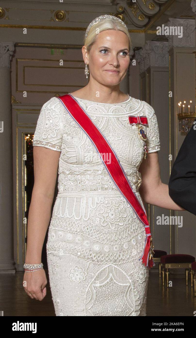 OSLO 20151022. Parlamentarisches Abendessen. Prinzessin Mette-Marit auf dem Weg zum parlamentarischen Abendessen im Königlichen Palast. POOL Foto: Berit Roald / NTB scanpix OSLO 20151022. Stortingsmiddag. Kronprinsesse Mette-Marit pa vei Inn til stortingsmidagen pa Slottet. POOL Foto: Berit Roald / NTB scanpix Stockfoto