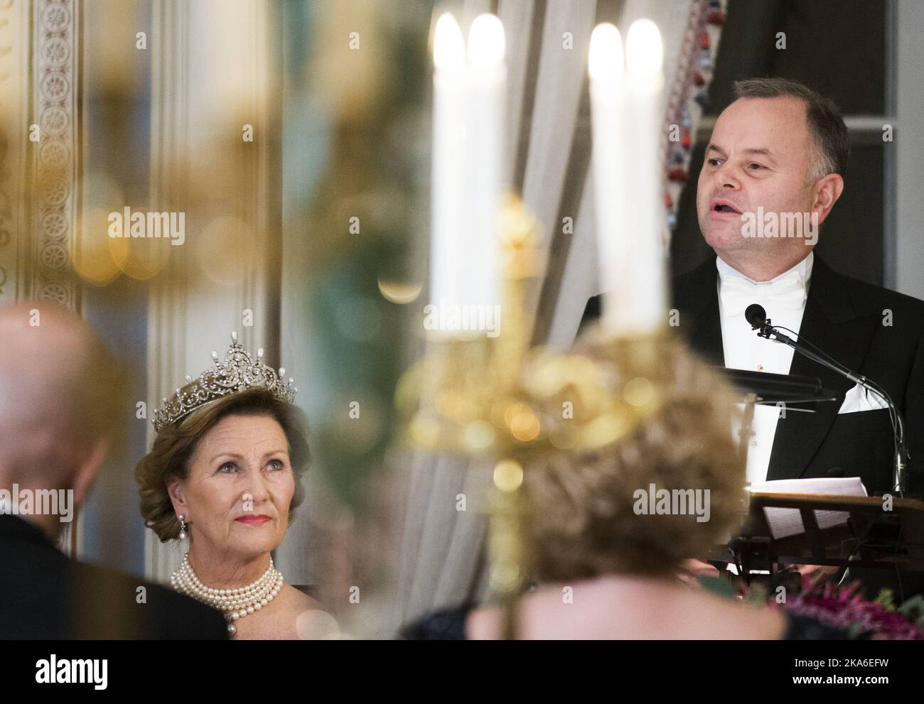 OSLO 20151022. Parlamentarisches Abendessen. Parlamentspräsident Olemic Thommessen hält am Donnerstagabend eine Rede während des jährlichen Kongresses im Palast. Queen Sonja (links) POOL. Foto: Berit Roald / NTB scanpix OSLO 20151022. Stortingsmiddag. Stortingspresid Olemic Thomessen Inhaber Geschichte unter den arlige midragen for de folkevalgte pa Slottet torsdag kveld. Dronning Sonja (TV) POOL. Foto: Berit Roald / NTB scanpix Stockfoto