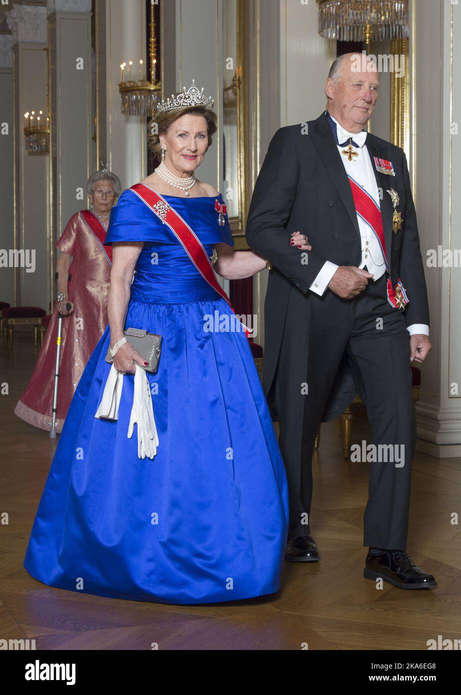 OSLO 20151022. Parlamentarisches Abendessen. König Harald, Königin Sonja und Prinzessin Eastin, Frau Ferner (hinten) auf dem Weg ins parlamentarische Dinner im Königspalast. POOL Foto: Berit Roald / NTB scanpix OSLO 20151022. Stortingsmiddag. Kong Harald, dronning Sonja Og prinsesse Astrest, fru Ferner (bak) pa vei Inn til storetsmidagen pa Slottet. POOL Foto: Berit Roald / NTB scanpix Stockfoto