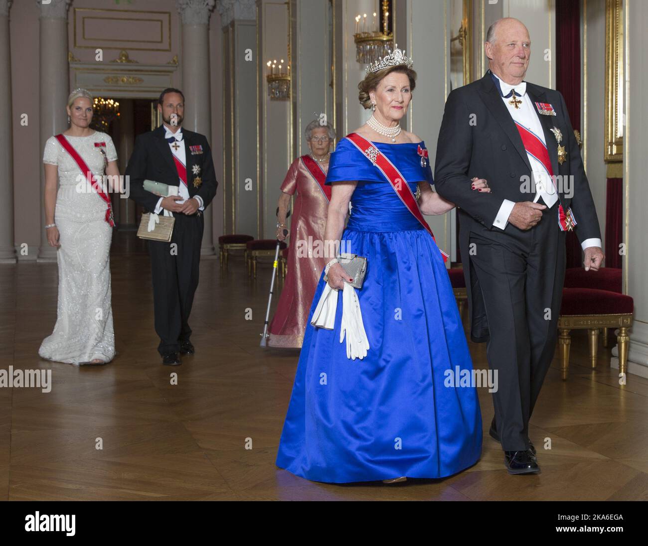 OSLO 20151022. Parlamentarisches Abendessen. König Harald, Königin Sonja, Kronprinzessin (hinten), Kronprinz Haakon und Prinzessin Aestr, Frau Ferner auf dem Weg zum parlamentarischen Abendessen im Königlichen Palast. POOL Foto: Berit Roald / NTB scanpix OSLO 20151022. Stortingsmiddag. Kong Harald, dronning Sonja, Kronprinsesse Mette-Marit (bak), kronprins Haakon Og prinsesse Astred, fru Ferner pa vei Inn til storetsmidagen pa Slottet. POOL Foto: Berit Roald / NTB scanpix Stockfoto