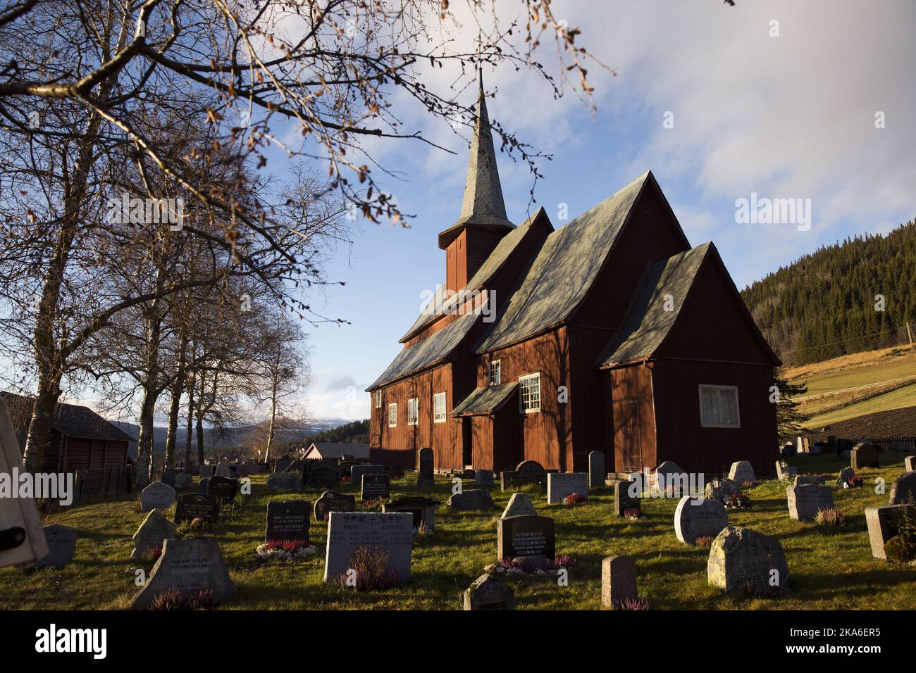 VALDRES, Norwegen 20151110. Stabkirche Hegge im Dorf Hegge in Oystre Slidre in Oppland. Der hölzerne Chuirch stammt aus dem Jahr 1216 im Mittelalter. Foto: Berit Roald / NTB scanpix Stockfoto