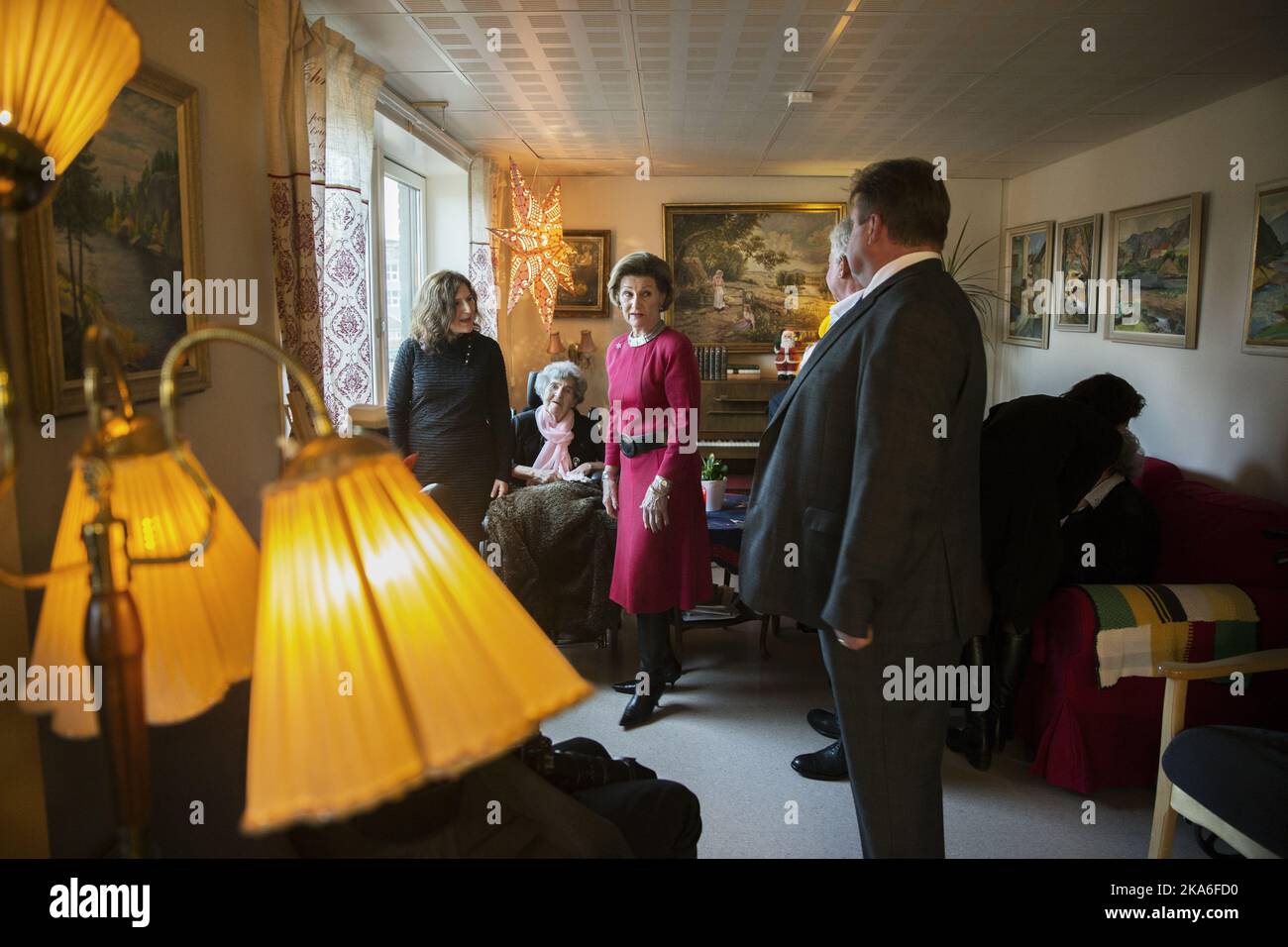OSLO, Norwegen 20151222. Königin Sonja begrüßt die Residentin Sigrid Johansen während des Besuches der Königin in Sofienberghjemmet in Oslo, Donnerstag Foto: Berit Roald / NTB scanpix Stockfoto