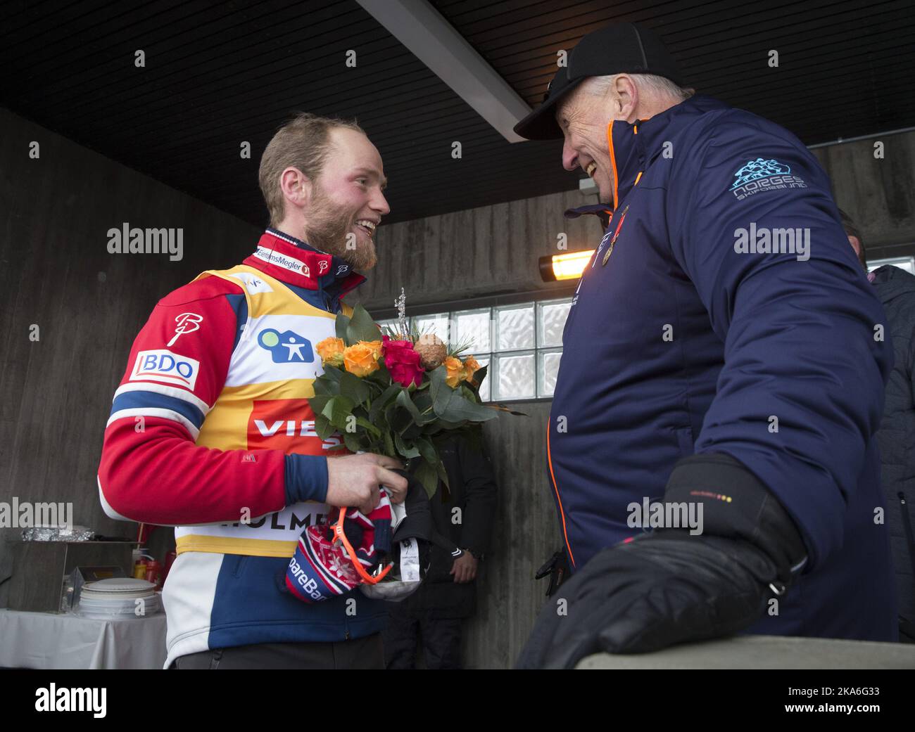 Oslo, Norwegen 20160206. Weltcup Langlauf im Holmenkollen in Oslo. Der Sieger von 50 km Martin Johnsrud Sundby wird von König Harald gratuliert. POOL. Foto: Terje Bendiksby / NTB scanpix Stockfoto