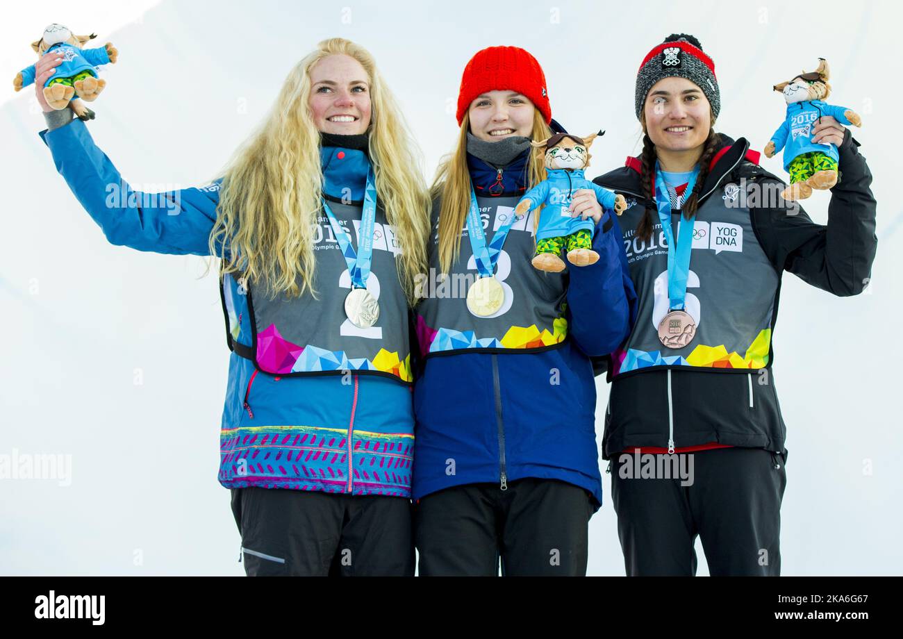 Oslo, Norwegen 20160214. Olympische Jugendspiele in Lillehammer 2016. Madison Rowlands aus Großbritannien gewann Halfpipe Freestyle in Oslo Vinterpark. Paula Cooper aus den USA wurde Zweiter, Lara Wolf aus Österreich (rechts) Dritter. Foto: Vegard Wivestad Grott / NTB scanpix Stockfoto