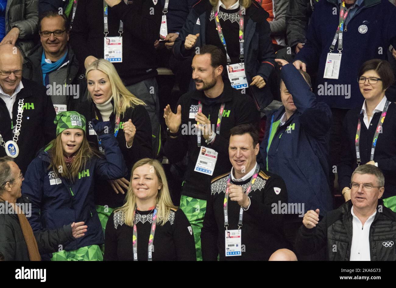 Gjoevik, Norwegen 20160214. Olympische Jugendspiele 2016 in Lillehammer. Die Kronprinz-Familie befindet sich in GjÃ¸vik Fjellhall während des Kurzstrecken-Eisschnelllaufens. Prinzessin Ingrid Alexandra, Kronprinzessin Mette-Marit und Kronprinz Haakon. Präsident des Storting Olemic Thomessen mit seiner Frau Nina Elisabeth Hoestmaelingen Thomessen IOC-Mitglied Gerhard Heiberg , Kjersti Stenseng, Präsident des Norwegischen Sportverbands, Tom Tvedt und IOC-Präsident Thomas Bach. Foto: Geir Olsen / NTB scanpix Stockfoto