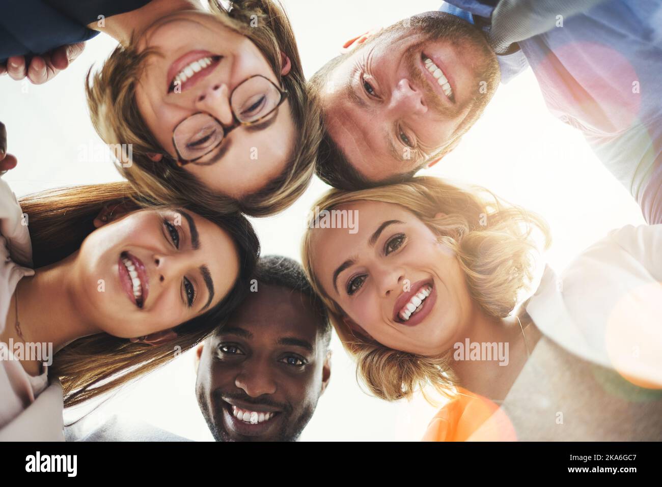 Wir stehen zusammen und das macht einen Erfolg. Kollegen blicken auf die Kamera. Stockfoto