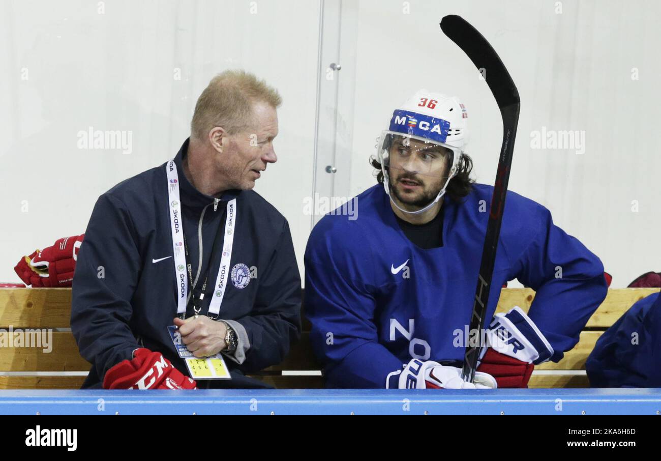 MOSKAU 20160506. Eishockeytrainer der norwegischen Eishockeynationalmannschaft Roy Johansen und Mats Zuccarello beim Training im Eispalast, Freitag. Foto: Berit Roald / NTB scanpix Stockfoto