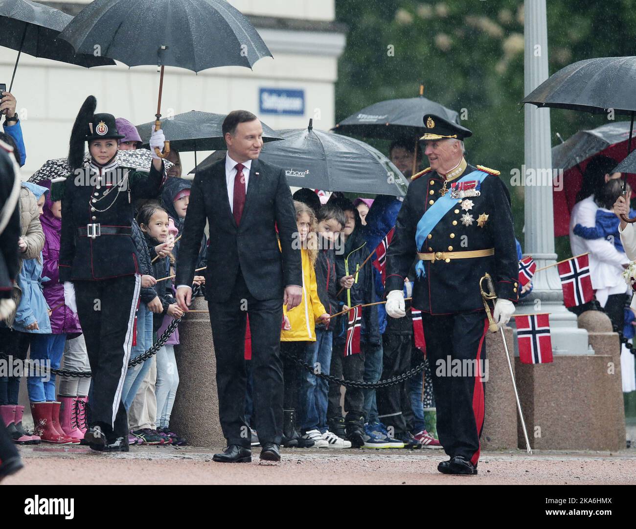 Oslo, Norwegen 20160523. König Harald (rechts) begrüßt Präsident Andrzej Duda und Frau Agata Grain Hauser-Dudas aus Polen während des Staatsbesuches in Norwegen am 23. Und 25. Mai 2016 auf dem Palastplatz am Montagmorgen. Foto: Lise Aaserud / NTB scanpix Stockfoto