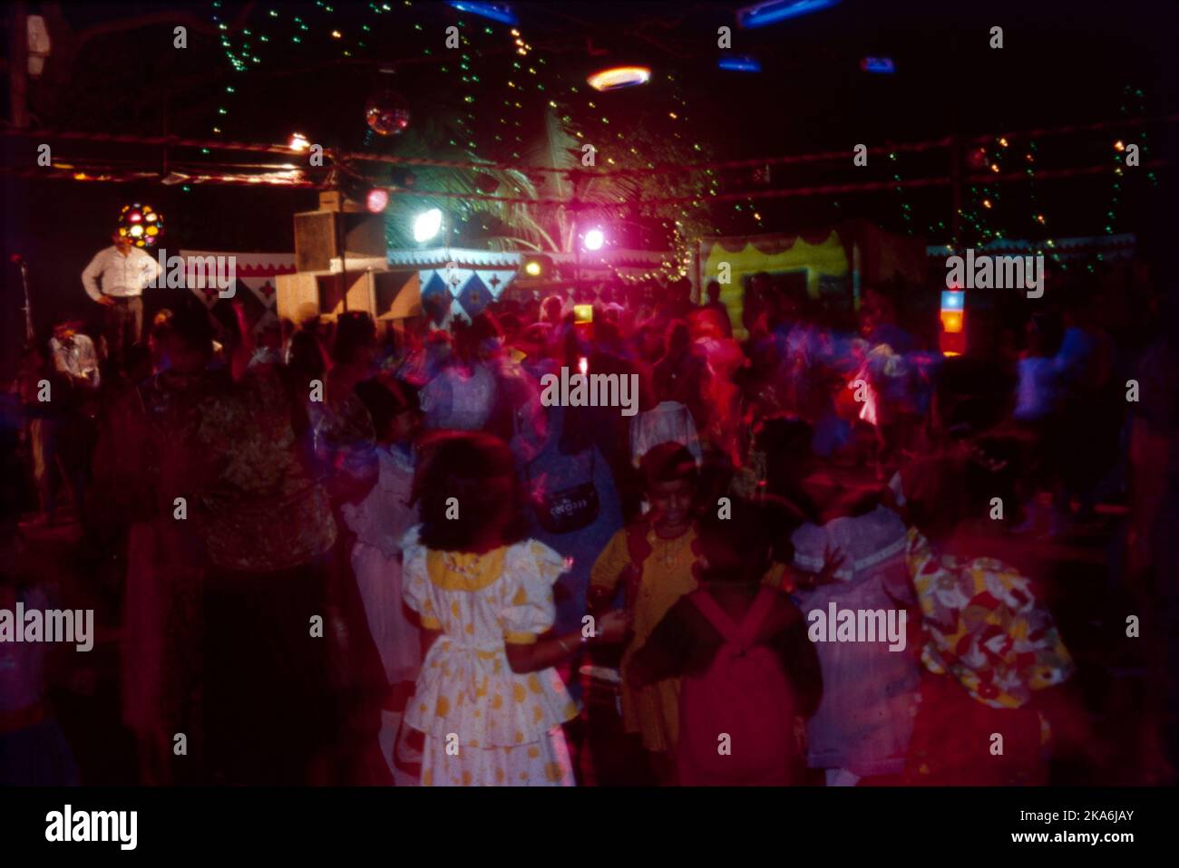 Weihnachten ist ein jährliches Fest zum Gedenken an die Geburt Jesu Christi, das vor allem am 25. Dezember als religiöses und kulturelles Fest unter Milliarden von Menschen auf der ganzen Welt begangen wird. Geschenk-Schenken, Familie und andere soziale Versammlungen, symbolische Dekoration, Schlemmen usw. wird von Christen, viele nicht-Christen beobachtet. Stockfoto