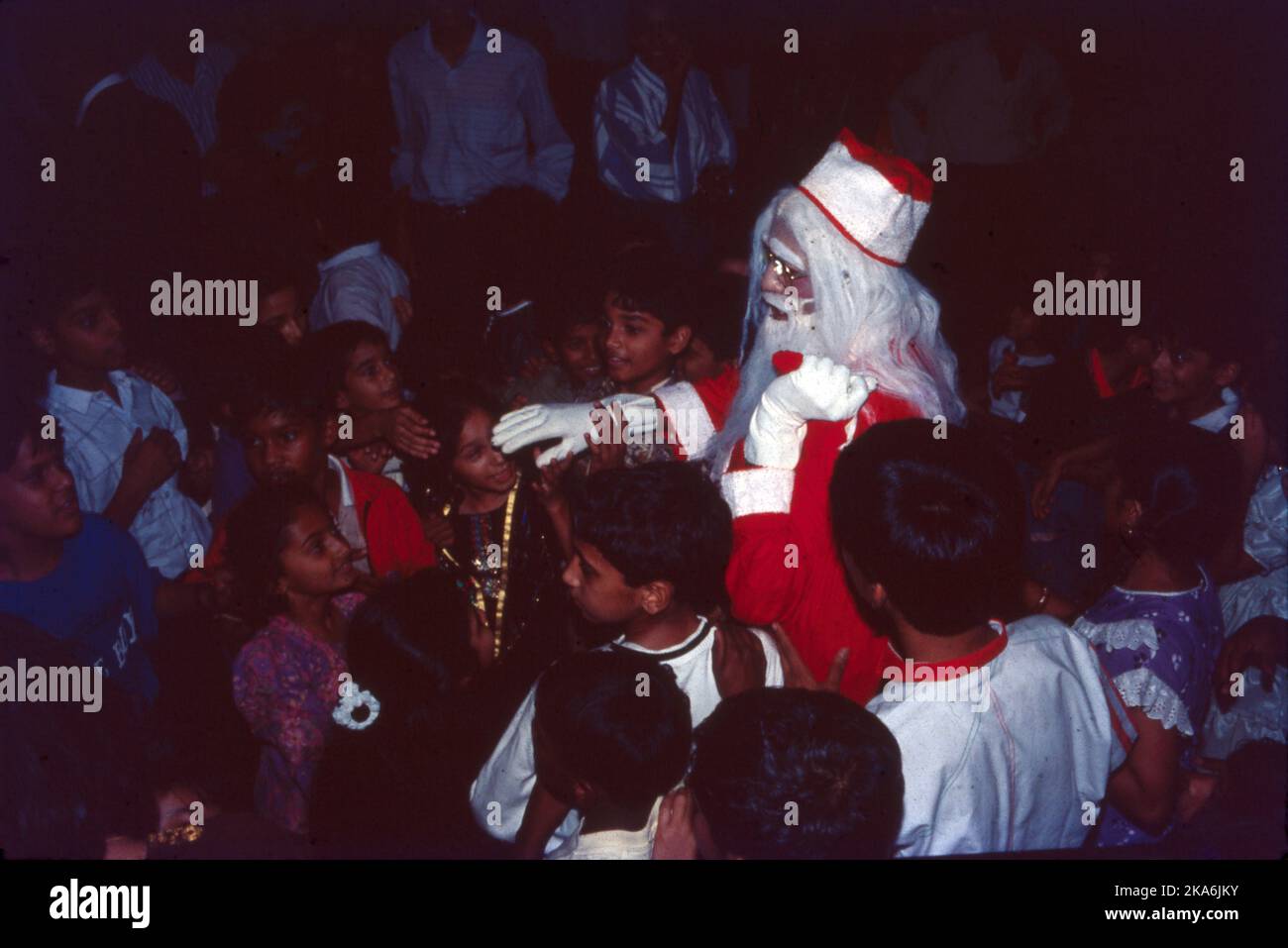 Weihnachten ist ein jährliches Fest zum Gedenken an die Geburt Jesu Christi, das vor allem am 25. Dezember als religiöses und kulturelles Fest unter Milliarden von Menschen auf der ganzen Welt begangen wird. Geschenk-Schenken, Familie und andere soziale Versammlungen, symbolische Dekoration, Schlemmen usw. wird von Christen, viele nicht-Christen beobachtet. Stockfoto