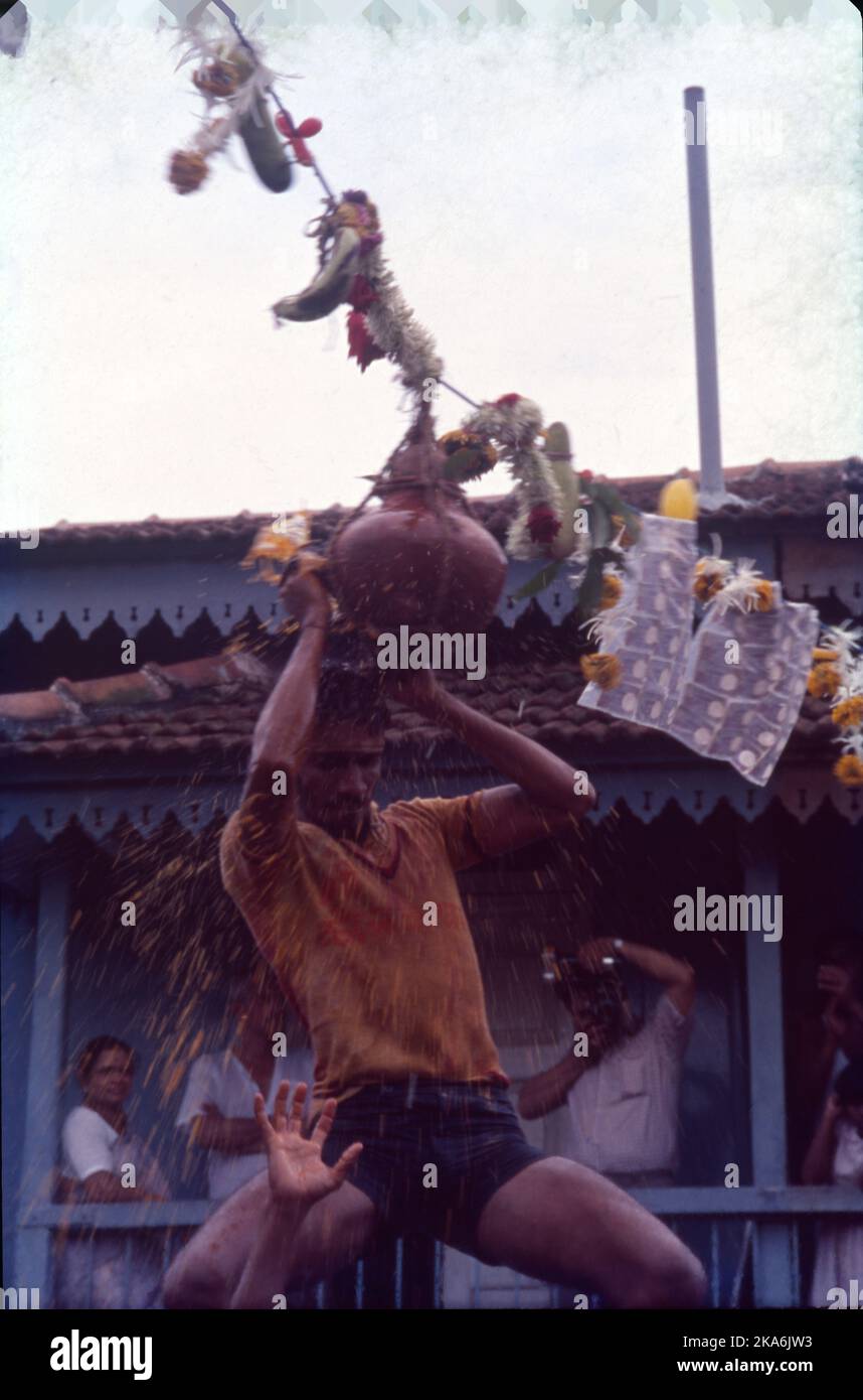 Auch bekannt als Krishna Janmashtami und Gokulashtami, wird dieser Tag gefeiert, um der Geburt von Lord Krishna zu gedenken. Den Legenden zufolge wurde Lord Krishna, der achte Sohn Devkis, am 8.. Tag der dunklen vierzehn Tage des Monats Bhadrapada (August-September) geboren. Stockfoto