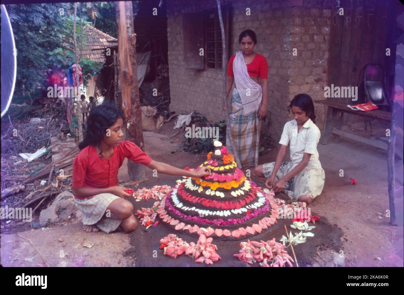 Onam ist ein Fest, das von Malayalis in Kerala oder in jedem anderen Teil der Welt gefeiert wird, um die Heimkehr des Großen Königs Mahabali zu markieren. Es wird auch gesagt, um die Erntezeit für Kerala markieren. Das Fest dauert zehn Tage und wird mit großer Pracht gefeiert. Die anderen Feierlichkeiten sind: Blumendesign vor den Häusern, Festmahl mit 13 Artikeln auf Kokosnussblatt serviert einschließlich Payasam (Sweet Stew), Snake Boat Races in Allapuzha. Stockfoto