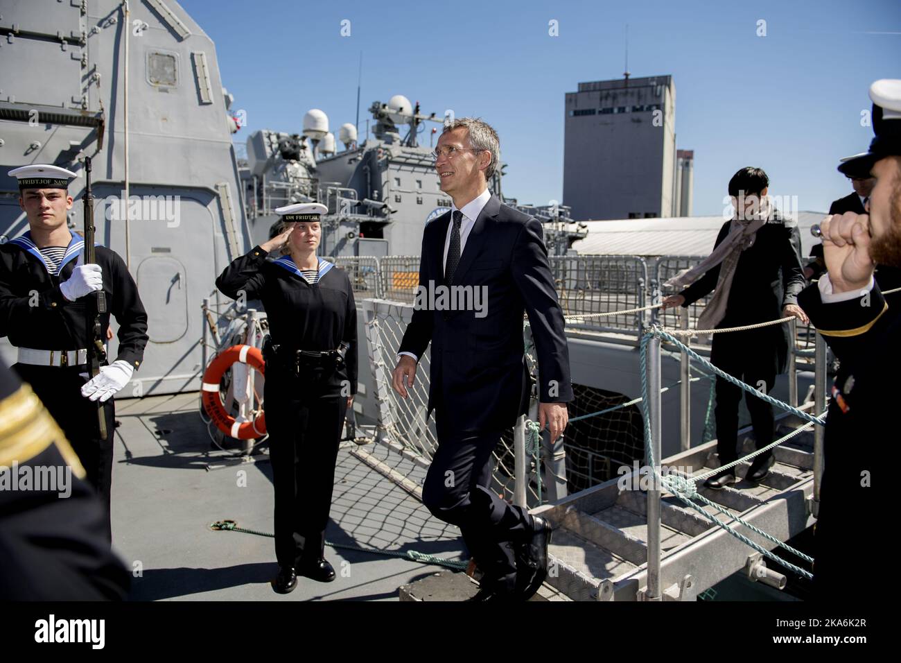 Trondheim, Norwegen 20160620. NATO-Generalsekretär Jens Stoltenberg besucht am Montag die Übung Dynamic Mongoose. Stoltenberg auf dem KNM Fridtjof Nansen. Foto: Ole Martin Wold / NTB scanpix Stockfoto