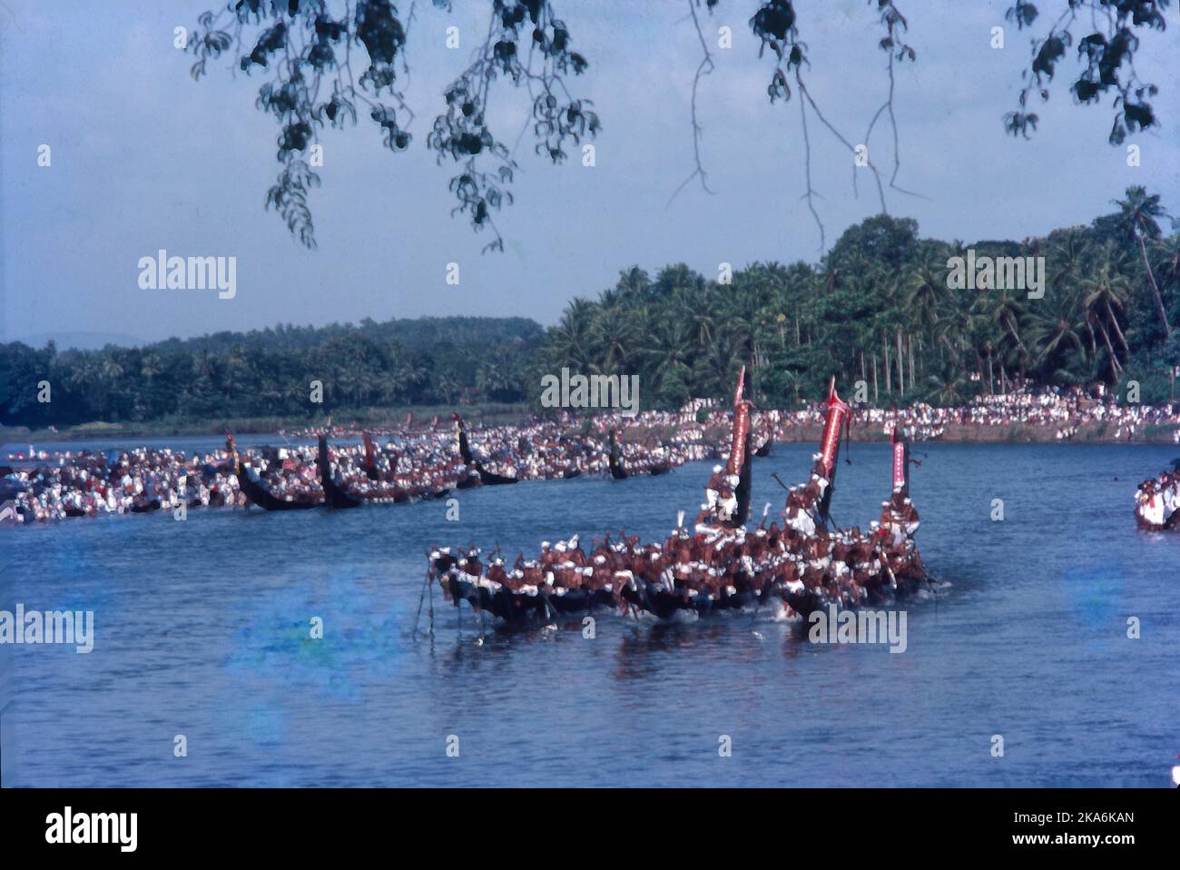 Bootsrennen in Kerala:- Schlangenbootrennen ist ein traditionelles Bootsrennen in Kerala, es ist eine Form von Kanurennen und verwendet gepaddelte Kriegskanus. Es wird hauptsächlich während der Saison des Erntefests Onam in den Quellen durchgeführt. Diese prace findet in der Regel in der zweiten Augustwoche am Pannamda-See in Alleppey statt. Stockfoto