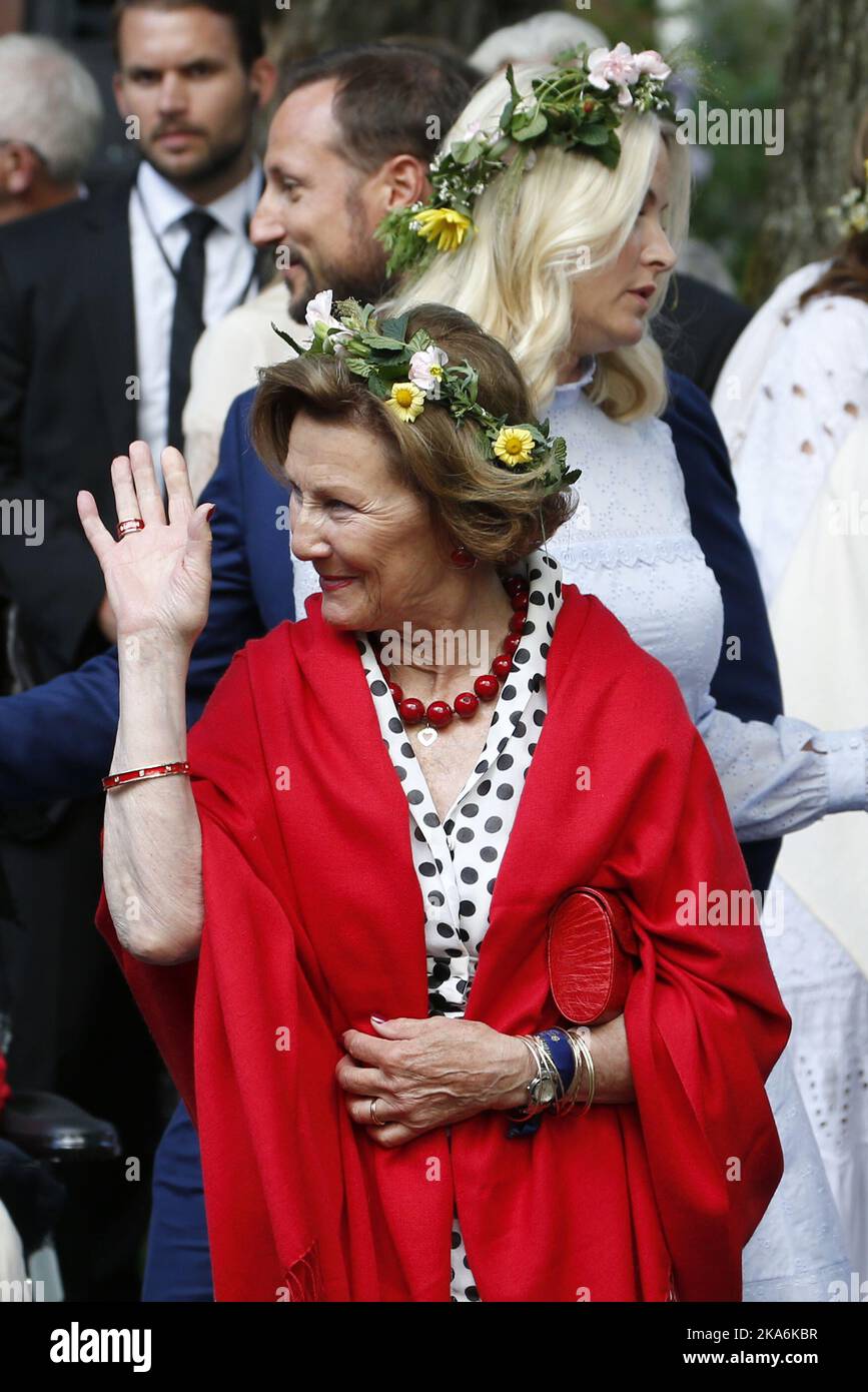 TRONDHEIM, Norwegen 20160623. Königin Sonja begrüßt am Donnerstag die Gäste beim Gartenfest im Stiftsgaarden (der königlichen Residenz in Trondheim) während der 25-jährigen Thronfeier des Königspaares. Kronprinz Haakon und Kronprinzessin Mette-Marit im Hintergrund. Foto: Lise Aaserud / NTB scanpix Stockfoto