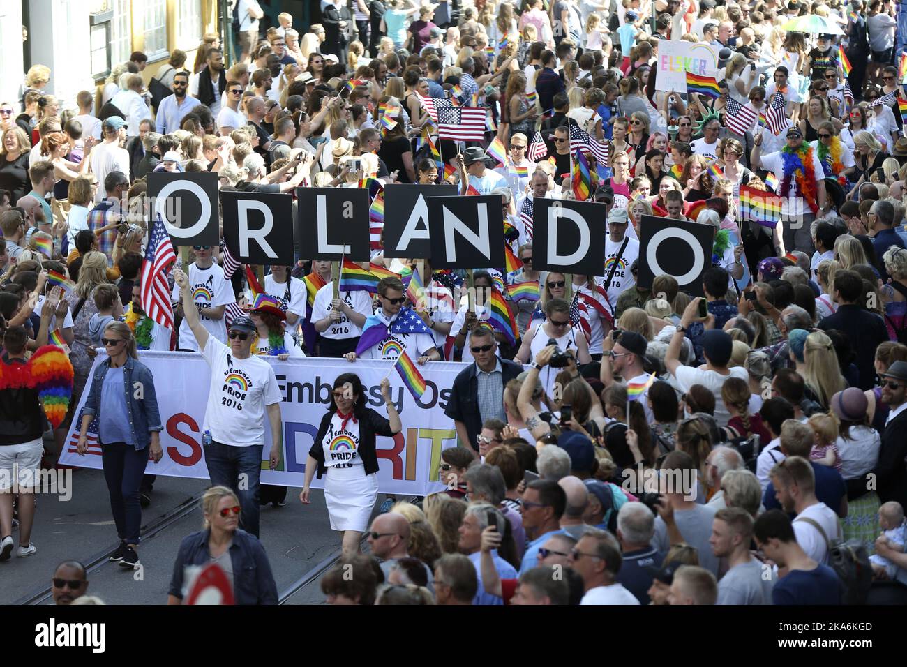 Oslo 20160625. Die Oslo Pride Parade findet in Verbindung mit dem Oslo Pride Festival statt. Der Vorfall in Orlando, bei dem am 12. Juni 49 Menschen getötet und über 50 weitere verletzt wurden, war ein wiederholtes Thema während der Parade. Foto: Vidar Ruud / NTB scanpix Stockfoto