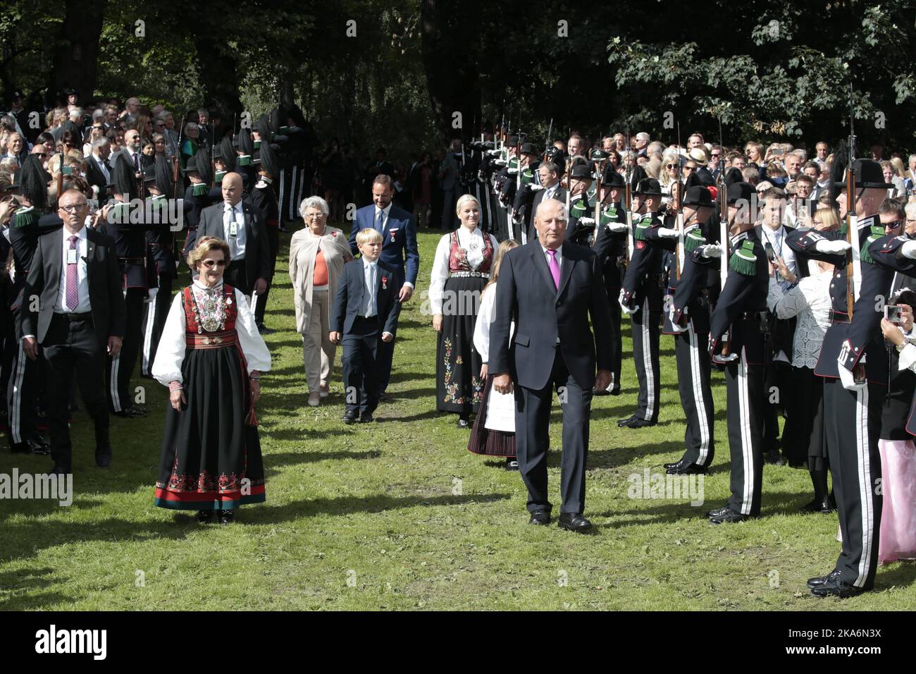 Oslo, Norwegen 20160901. Ihre Majestäten, der König und die Königin, veranstalten eine Gartenparty für 1 500 Gäste im Palace Park. König Harald (rechts) und Königin Sonja (links) kommen mit Kronprinz Haakon (ganz hinten), Kronprinzessin Mette-Marit, Prinzessin Ingrid Alexandra, Prinz Sverre Magnus und Prinzessin Astride an, Frau Ferner beteiligt sich ebenfalls an dem Unternehmen, zu dem 1.500 Personen eingeladen sind. Foto: Lise Aaserud / NTB scanpix [LANUAGESEPARATOR] Oslo 20160901. Kong Harald Og dronning Sonja inviterer til hageselskap i Dronningparken. Kronprins Haakon, Kronprinsesse Mette-Marit Og prinsessen Astred deltar Og Stockfoto