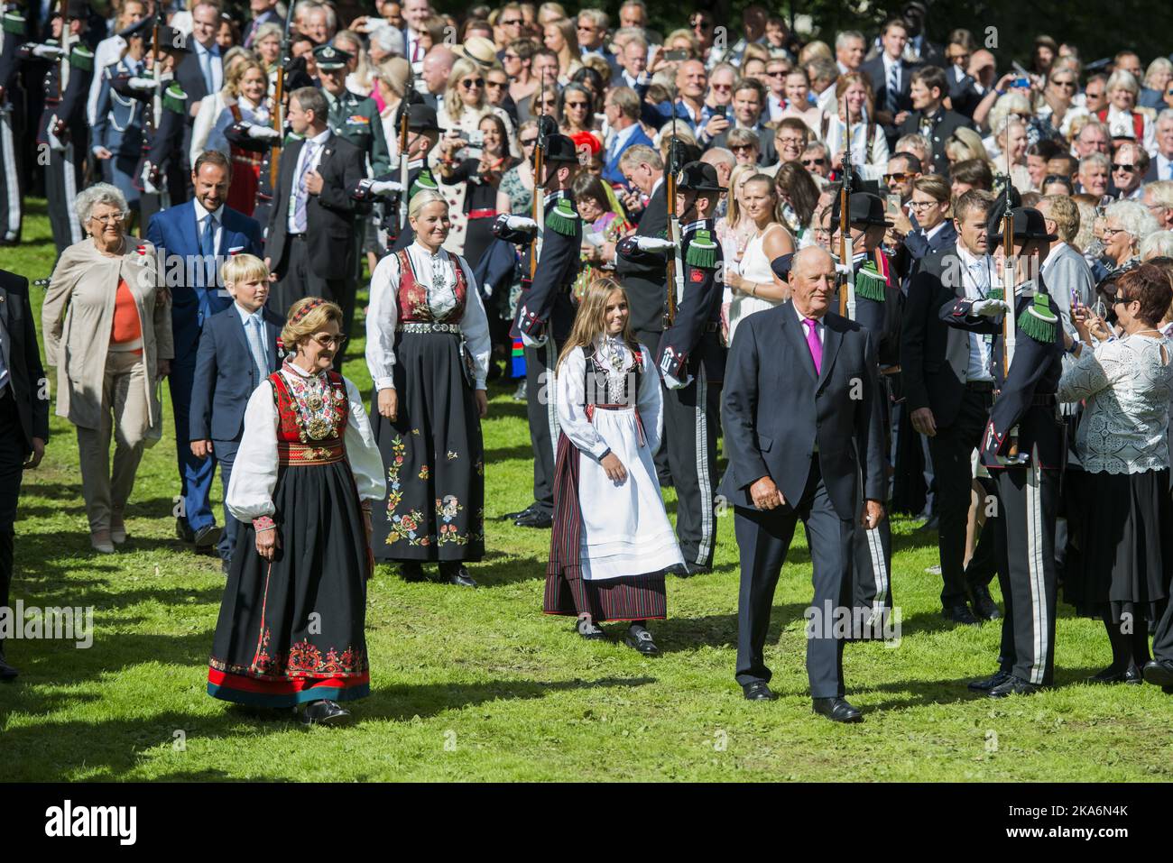 Oslo 20160901. Ihre Majestäten, der König und die Königin, veranstalten eine Gartenparty für 1 500 Gäste im Palace Park. Die königliche Familie kommt an. König Harald (rechts) und Königin Sonja (links vorne), Kronprinz Haakon (ganz hinten), Kronprinzessin Mette-Marit, Prinz Sverre Magnus, Prinzessin Ingrid Alexandra und Prinzessin Astrist (links hinten). Foto: Fredrik Varfjell / NTB scanpix [LANUAGESEPARATOR] Oslo 20160901. Kong Harald Og dronning Sonja inviterer til hageselskap i Dronningparken. Kronprins Haakon, Kronprinsesse Mette-Marit, prins Sverre-Magnus, prinsesse Ingrid Alexandra Og prinsesses Astrid Delta Stockfoto