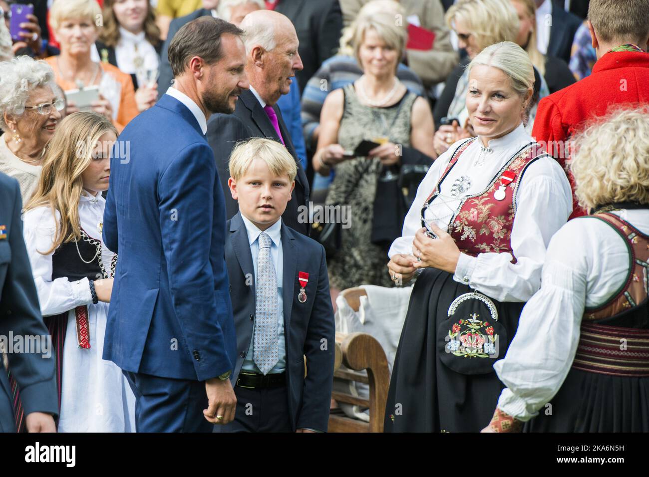 Oslo, Norwegen 20160901. Ihre Majestäten der König und die Königin veranstalten eine Gartenparty für 1 500 Gäste im Palace Park. König Harald, Kronprinz Haakon, Kronprinzessin Mette-Marit, Prinz Sverre Magnus, Prinzessin Ingrid Alexandra und Prinzessin Astrist, Frau Ferner unter den Gästen. Foto: Fredrik Varfjell / NTB scanpix [LANUAGESEPARATOR] Oslo 20160901. Kong Harald Og dronning Sonja inviterer til hageselskap i Dronningparken. Kronprins Haakon, Kronprinsesse Mette-Marit, prins Sverre-Magnus, prinsesse Ingrid Alexandra Og prinsesses Astrid deltar ogsa i selskapet hvor 1500 mennesker er invitert. Foto: Fredr Stockfoto